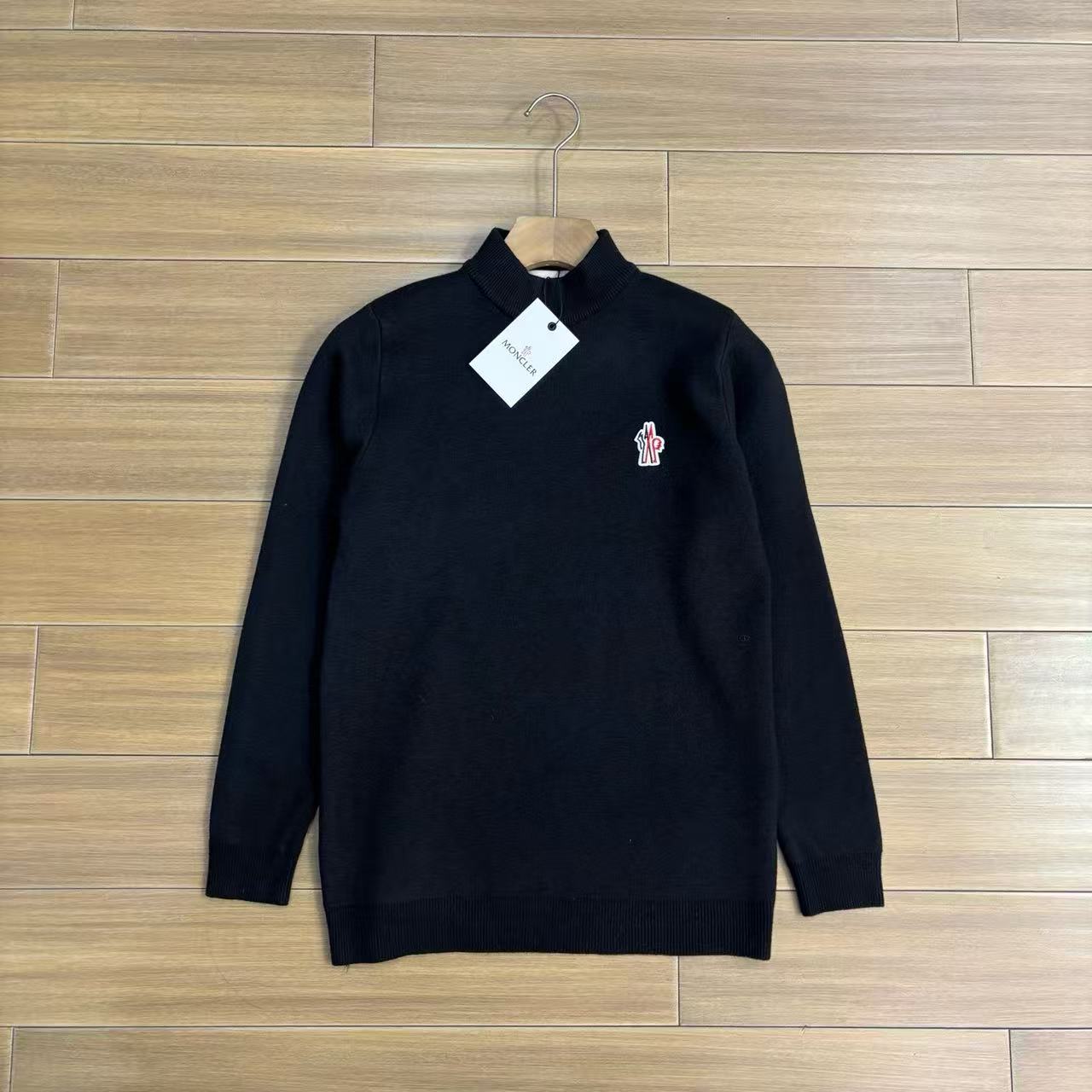 
P160～  蒙口一体绒 水貂绒 针织外套新款 男士限量版上衣！紧致的做工！真心不错！ 这个做工真心的屌！专柜四位数了！经典简约大方！冬季男装简约新品，高档时尚简约、舒适手感穿着修身，经典标志性色彩线条搭配，时尚男士百搭推荐最基础款的 款式方面真的不想多了 自行脑补吧！随便你怎么穿怎么搭 都是不一样的风格 我只能说兄弟们你们有福了！这算是我今年最看好的一款毛衣之一！之所以说之一是因为不敢保证后期还会不会遇到类似这种！总之遇到就别错过 这一季的爆款就等你们来创造了！兄弟姐们们识货的就可以看出不是一般的工厂可以做出来的！精致到每一个细节！
颜色：黑色 白色 豆绿色 燕麦色
尺码：M-4XL