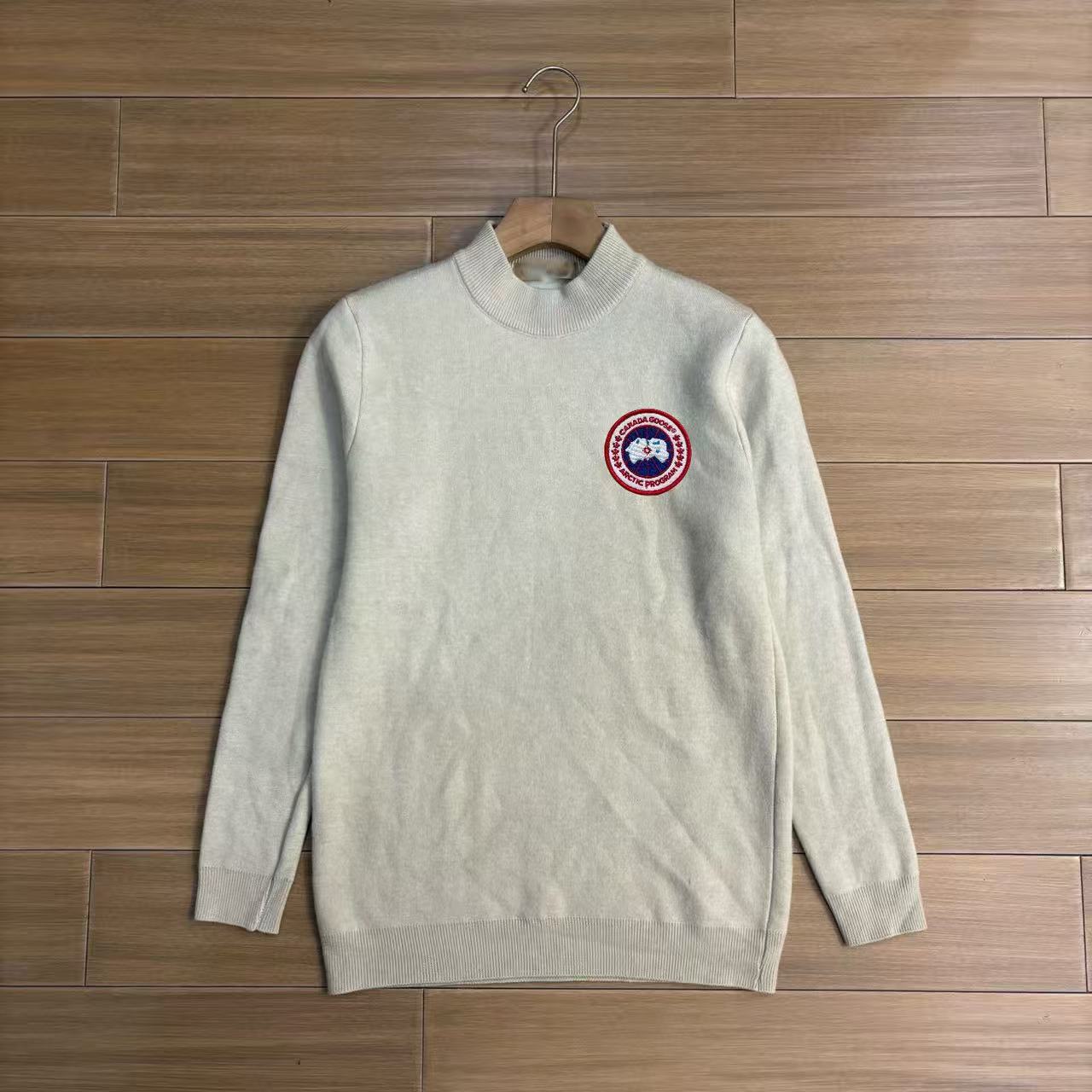 
P160～巴宝莉一体绒 水貂绒 针织外套新款 男士限量版上衣！紧致的做工！真心不错！ 这个做工真心的屌！专柜四位数了！经典简约大方！冬季男装简约新品，高档时尚简约、舒适手感穿着修身，经典标志性色彩线条搭配，时尚男士百搭推荐最基础款的 款式方面真的不想多了 自行脑补吧！随便你怎么穿怎么搭 都是不一样的风格 我只能说兄弟们你们有福了！这算是我今年最看好的一款毛衣之一！之所以说之一是因为不敢保证后期还会不会遇到类似这种！总之遇到就别错过 这一季的爆款就等你们来创造了！兄弟姐们们识货的就可以看出不是一般的工厂可以做出来的！精致到每一个细节！
颜色：黑色 白色 豆绿色 燕麦色 咖啡色 深灰色
尺码：M-4XL