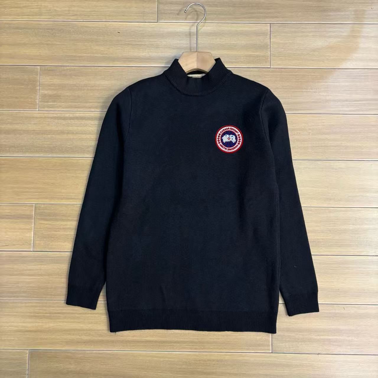 
P160～巴宝莉一体绒 水貂绒 针织外套新款 男士限量版上衣！紧致的做工！真心不错！ 这个做工真心的屌！专柜四位数了！经典简约大方！冬季男装简约新品，高档时尚简约、舒适手感穿着修身，经典标志性色彩线条搭配，时尚男士百搭推荐最基础款的 款式方面真的不想多了 自行脑补吧！随便你怎么穿怎么搭 都是不一样的风格 我只能说兄弟们你们有福了！这算是我今年最看好的一款毛衣之一！之所以说之一是因为不敢保证后期还会不会遇到类似这种！总之遇到就别错过 这一季的爆款就等你们来创造了！兄弟姐们们识货的就可以看出不是一般的工厂可以做出来的！精致到每一个细节！
颜色：黑色 白色 豆绿色 燕麦色 咖啡色 深灰色
尺码：M-4XL