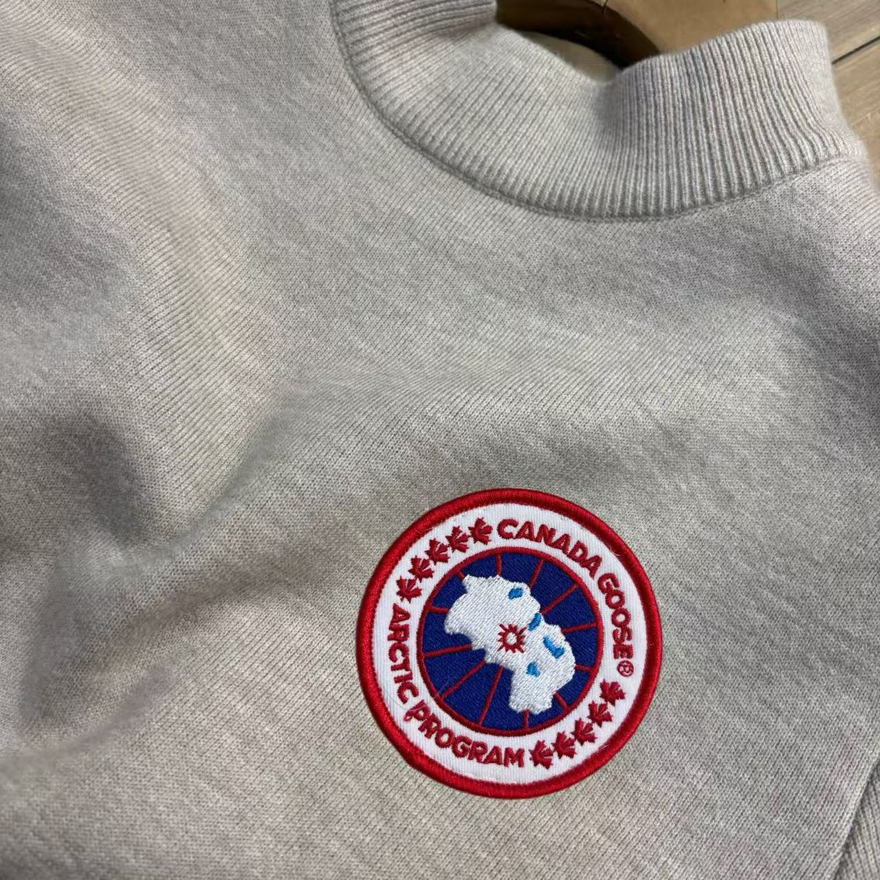 
P160～巴宝莉一体绒 水貂绒 针织外套新款 男士限量版上衣！紧致的做工！真心不错！ 这个做工真心的屌！专柜四位数了！经典简约大方！冬季男装简约新品，高档时尚简约、舒适手感穿着修身，经典标志性色彩线条搭配，时尚男士百搭推荐最基础款的 款式方面真的不想多了 自行脑补吧！随便你怎么穿怎么搭 都是不一样的风格 我只能说兄弟们你们有福了！这算是我今年最看好的一款毛衣之一！之所以说之一是因为不敢保证后期还会不会遇到类似这种！总之遇到就别错过 这一季的爆款就等你们来创造了！兄弟姐们们识货的就可以看出不是一般的工厂可以做出来的！精致到每一个细节！
颜色：黑色 白色 豆绿色 燕麦色 咖啡色 深灰色
尺码：M-4XL