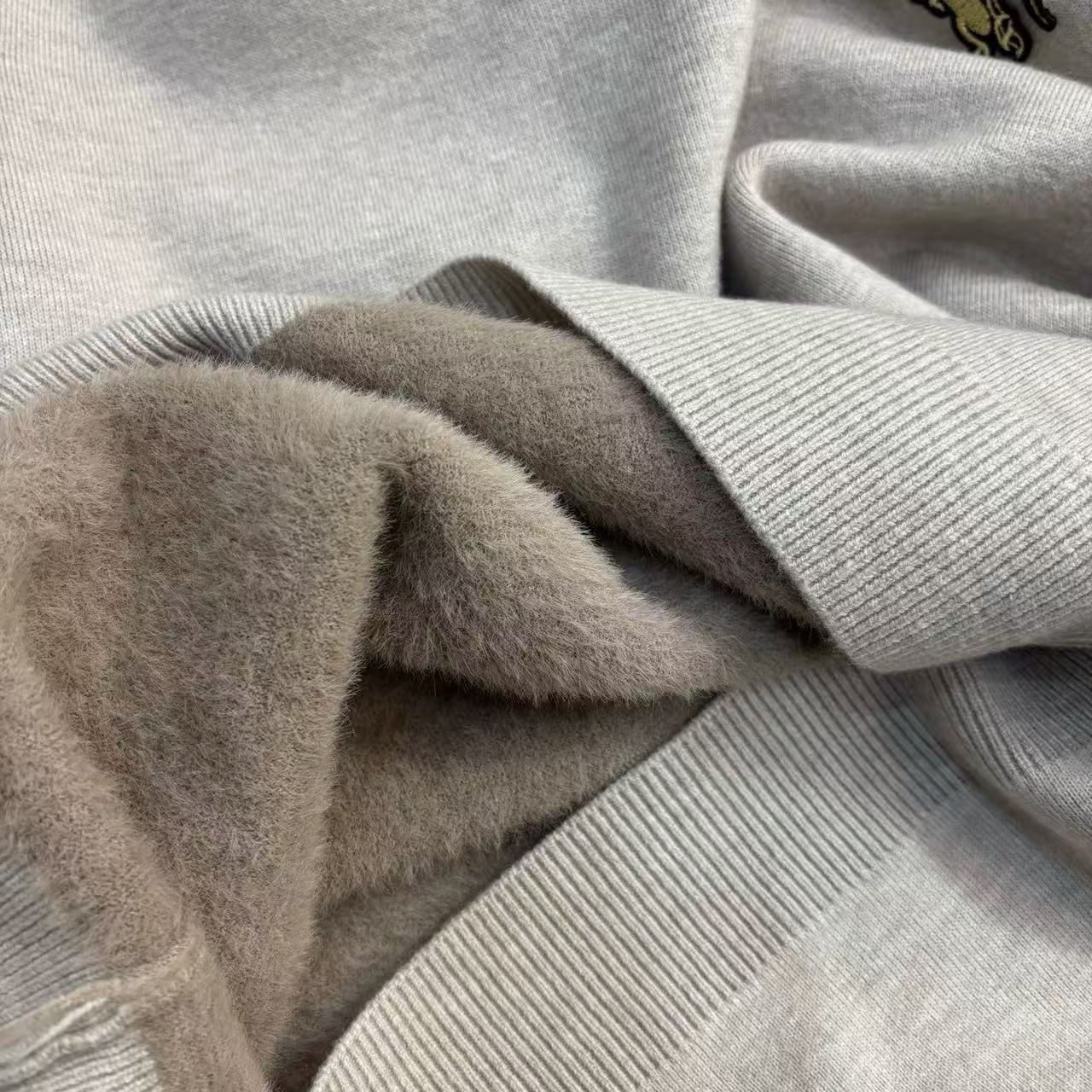 
P160～巴宝莉一体绒 水貂绒 针织外套新款 男士限量版上衣！紧致的做工！真心不错！ 这个做工真心的屌！专柜四位数了！经典简约大方！冬季男装简约新品，高档时尚简约、舒适手感穿着修身，经典标志性色彩线条搭配，时尚男士百搭推荐最基础款的 款式方面真的不想多了 自行脑补吧！随便你怎么穿怎么搭 都是不一样的风格 我只能说兄弟们你们有福了！这算是我今年最看好的一款毛衣之一！之所以说之一是因为不敢保证后期还会不会遇到类似这种！总之遇到就别错过 这一季的爆款就等你们来创造了！兄弟姐们们识货的就可以看出不是一般的工厂可以做出来的！精致到每一个细节！
颜色：黑色 白色 豆绿色 燕麦色 咖啡色 深灰色
尺码：M-4XL