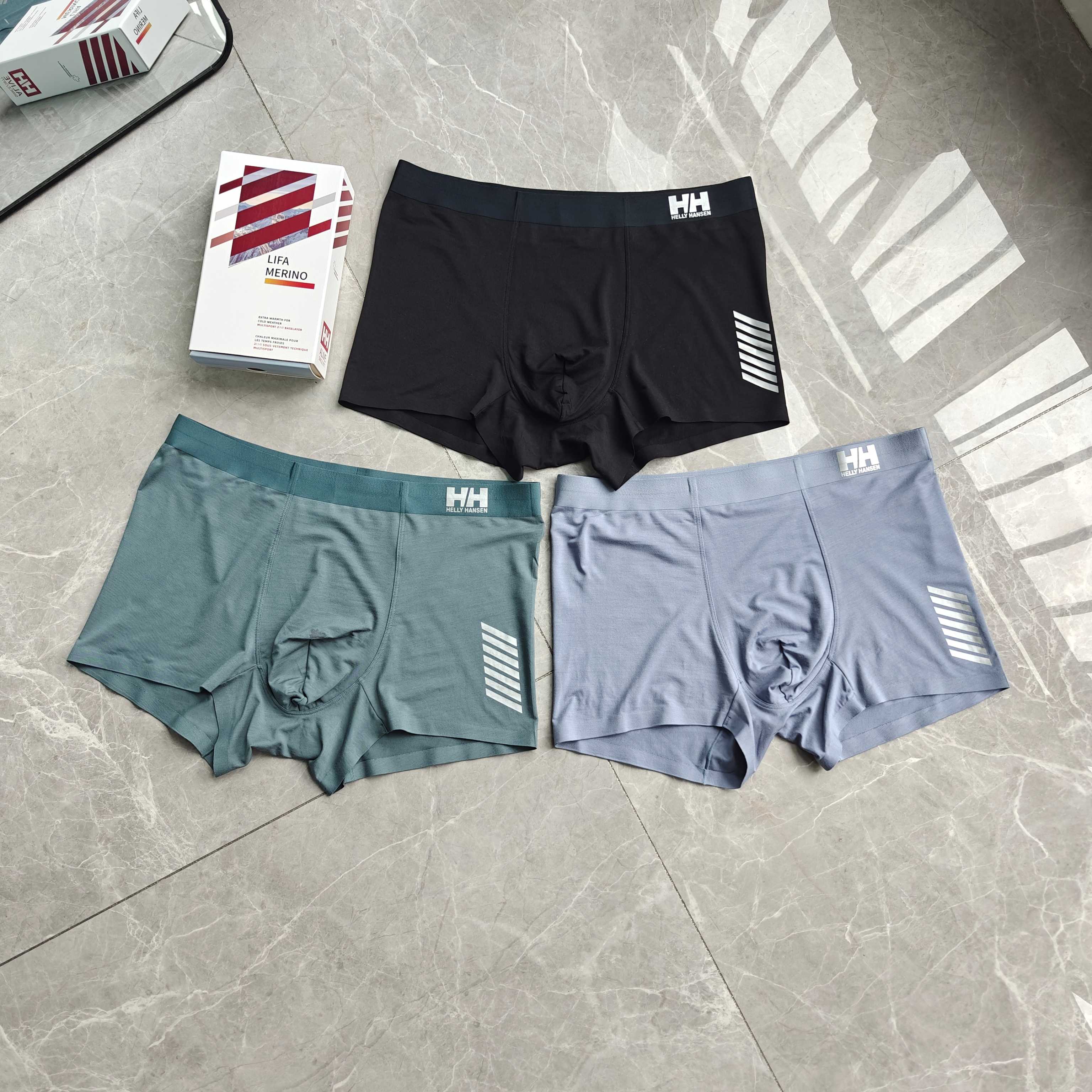 克重轻薄抗菌内裆吸湿透气 真正做到零束缚裸感 3A级的一个抑菌内档加宽弹力腰带 3D立体剪裁 无痕裤腿工艺比普通的面料要更加舒适 细腻亲肤透气 大工厂出货品质信得过 设计显年轻化突显个性