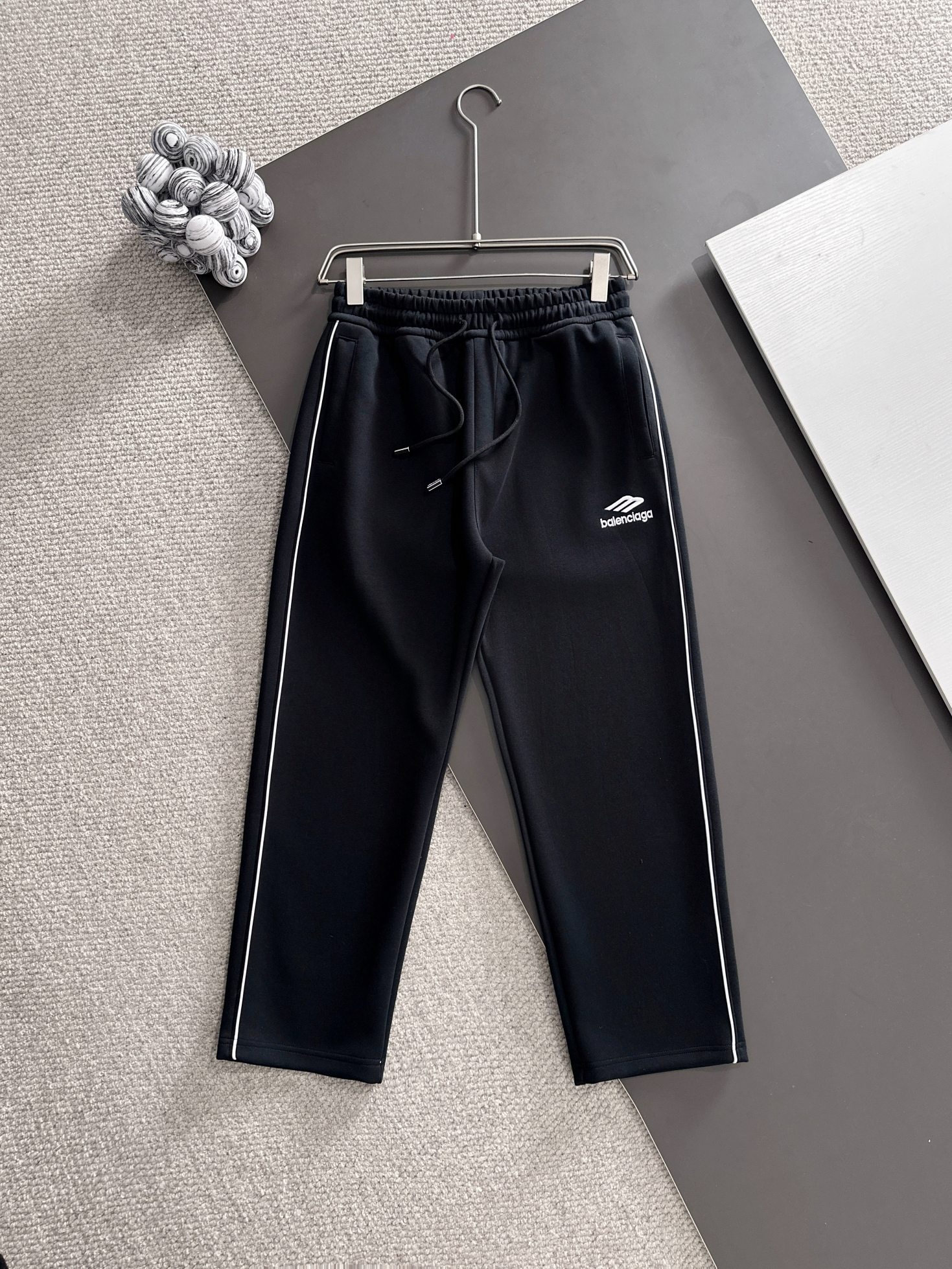 NO:571716,Balenciaga* (exclusive quality in the market) hot style 2025 autumn trousers new original high version Balenciaga The fabric is made of 380g high-density double-sided Chinese custom fabric. It does not deform or shrink. The three-dimensional drape is amazing. Process introduction: the front and back panels are made of Behringer stacked show thousands of needle embroidery + chicken edges. Customized hardware accessories. Color black SIZEM-XXXL,,balenciaga,balenciaga,alexander wang19860909Balenciaga*（市场独家品质）爆款 2025秋款裤子上新  原高版本 巴黎世家 面料采用380克高密双面华面定制面料 不变形 不缩水 立体垂感爆表 工艺介绍前幅后幅采用百灵达叠秀万针刺绣 +鸡边 定制五金辅料 颜色黑色 SIZEM-XXXL,,balenciaga,balenciaga,alexander wang,Men's clothing