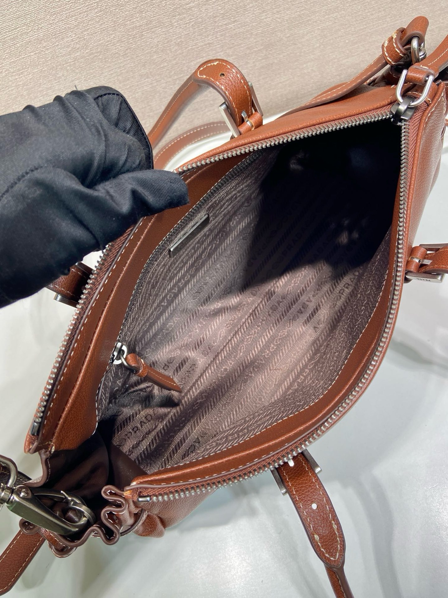 P820新款Bonnie1BG628
这款复古质感的皮包体现了精致而现代的个性。几何轮廓将现代、金属带扣和侧边鞋带设计。而长手柄则表明了一种务实和休闲的态度。配有一条可拆卸长肩带，方便不同场合搭配，容量空间非常大。
尺寸：32 x 17.5 x 10.5