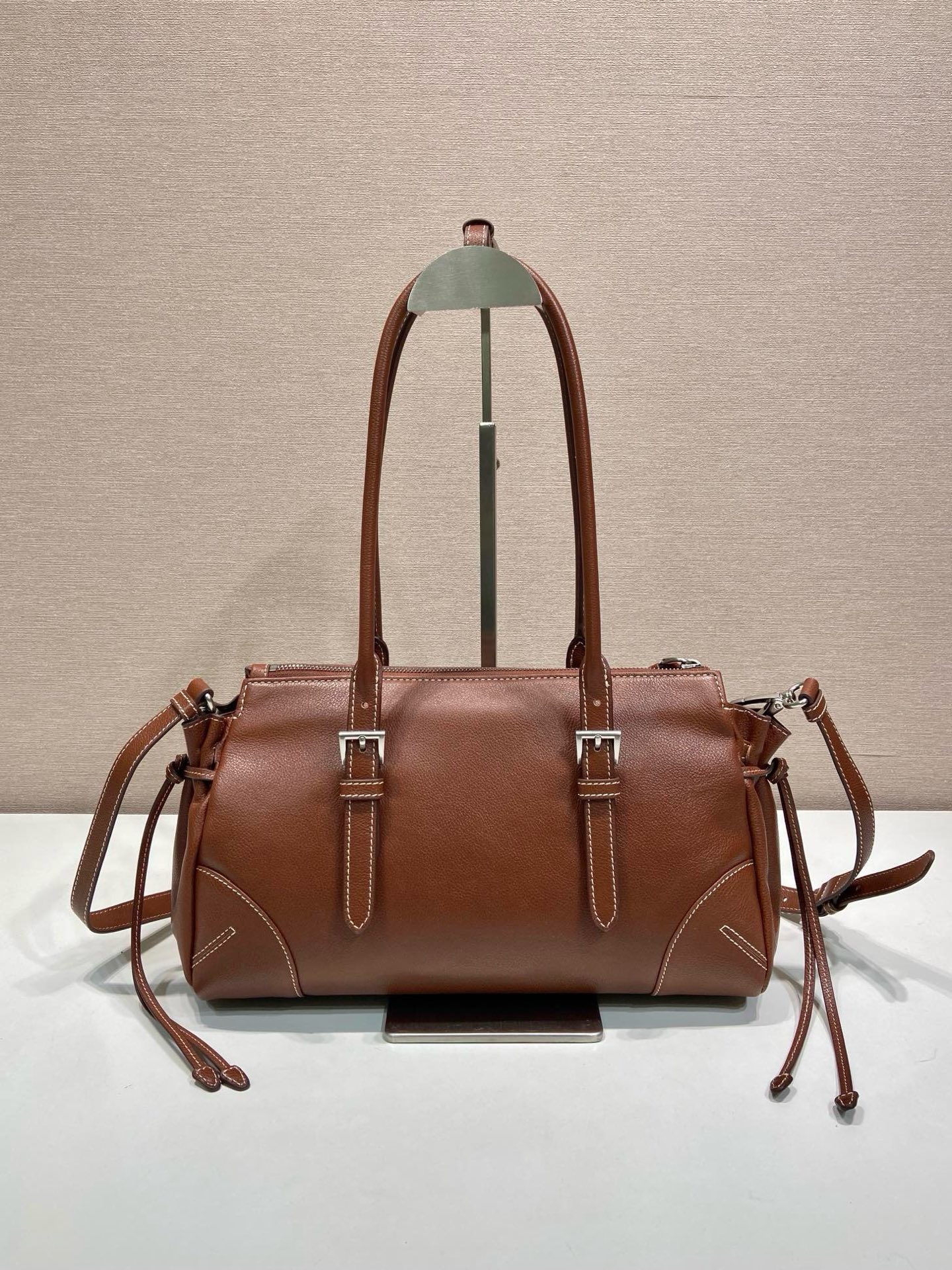 P820新款Bonnie1BG628
这款复古质感的皮包体现了精致而现代的个性。几何轮廓将现代、金属带扣和侧边鞋带设计。而长手柄则表明了一种务实和休闲的态度。配有一条可拆卸长肩带，方便不同场合搭配，容量空间非常大。
尺寸：32 x 17.5 x 10.5