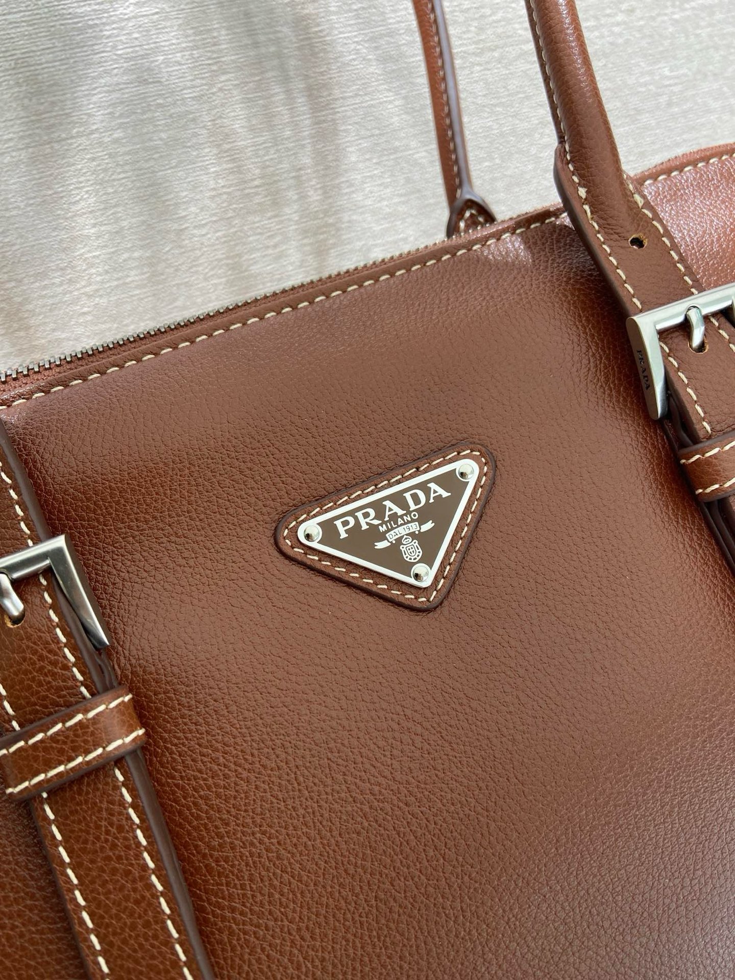 P820新款Bonnie1BG628
这款复古质感的皮包体现了精致而现代的个性。几何轮廓将现代、金属带扣和侧边鞋带设计。而长手柄则表明了一种务实和休闲的态度。配有一条可拆卸长肩带，方便不同场合搭配，容量空间非常大。
尺寸：32 x 17.5 x 10.5