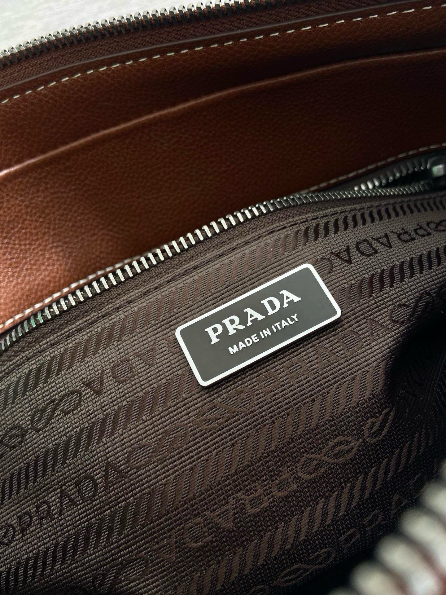 P820新款Bonnie1BG628
这款复古质感的皮包体现了精致而现代的个性。几何轮廓将现代、金属带扣和侧边鞋带设计。而长手柄则表明了一种务实和休闲的态度。配有一条可拆卸长肩带，方便不同场合搭配，容量空间非常大。
尺寸：32 x 17.5 x 10.5