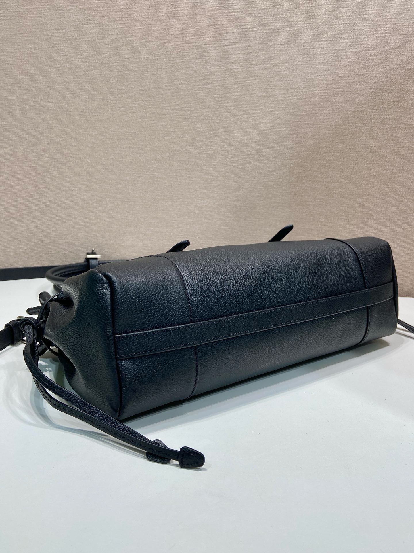 P820新款Bonnie1BG628
这款复古质感的皮包体现了精致而现代的个性。几何轮廓将现代、金属带扣和侧边鞋带设计。而长手柄则表明了一种务实和休闲的态度。配有一条可拆卸长肩带，方便不同场合搭配，容量空间非常大。
尺寸：32 x 17.5 x 10.5