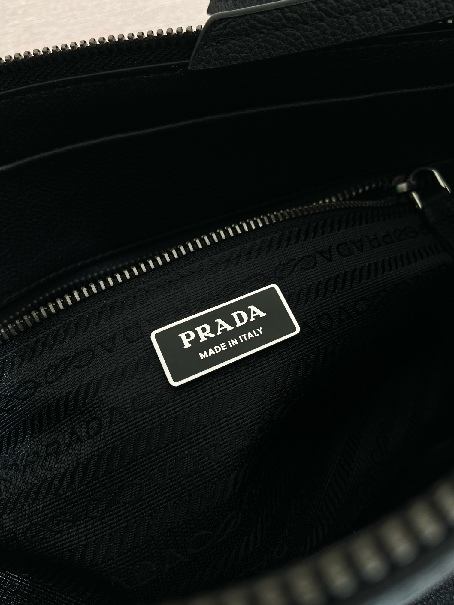 P820新款Bonnie1BG628
这款复古质感的皮包体现了精致而现代的个性。几何轮廓将现代、金属带扣和侧边鞋带设计。而长手柄则表明了一种务实和休闲的态度。配有一条可拆卸长肩带，方便不同场合搭配，容量空间非常大。
尺寸：32 x 17.5 x 10.5