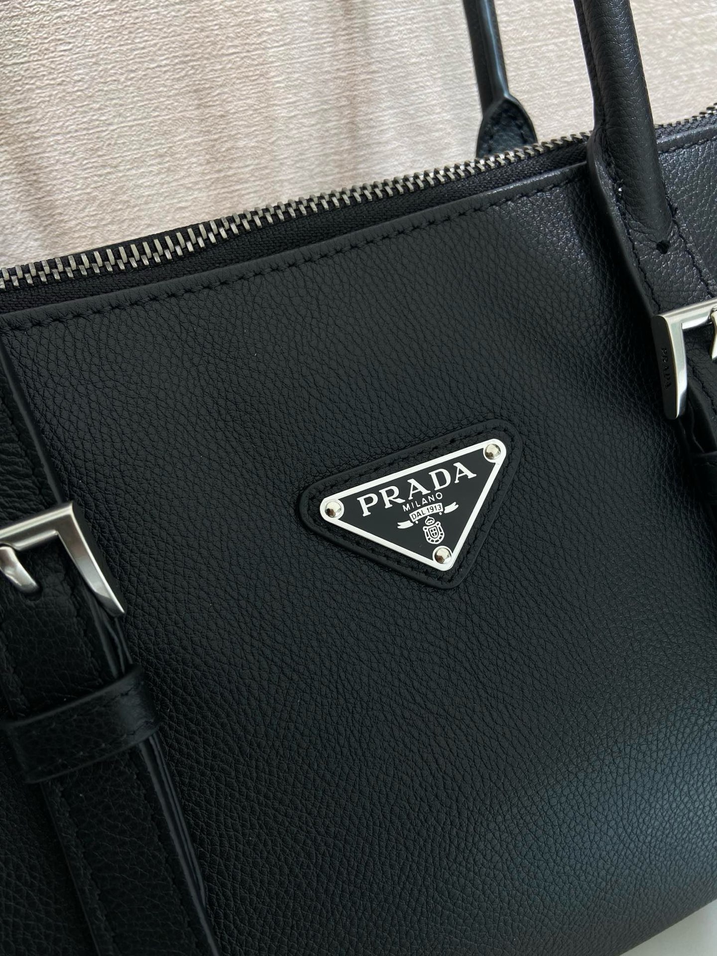 P820新款Bonnie1BG628
这款复古质感的皮包体现了精致而现代的个性。几何轮廓将现代、金属带扣和侧边鞋带设计。而长手柄则表明了一种务实和休闲的态度。配有一条可拆卸长肩带，方便不同场合搭配，容量空间非常大。
尺寸：32 x 17.5 x 10.5