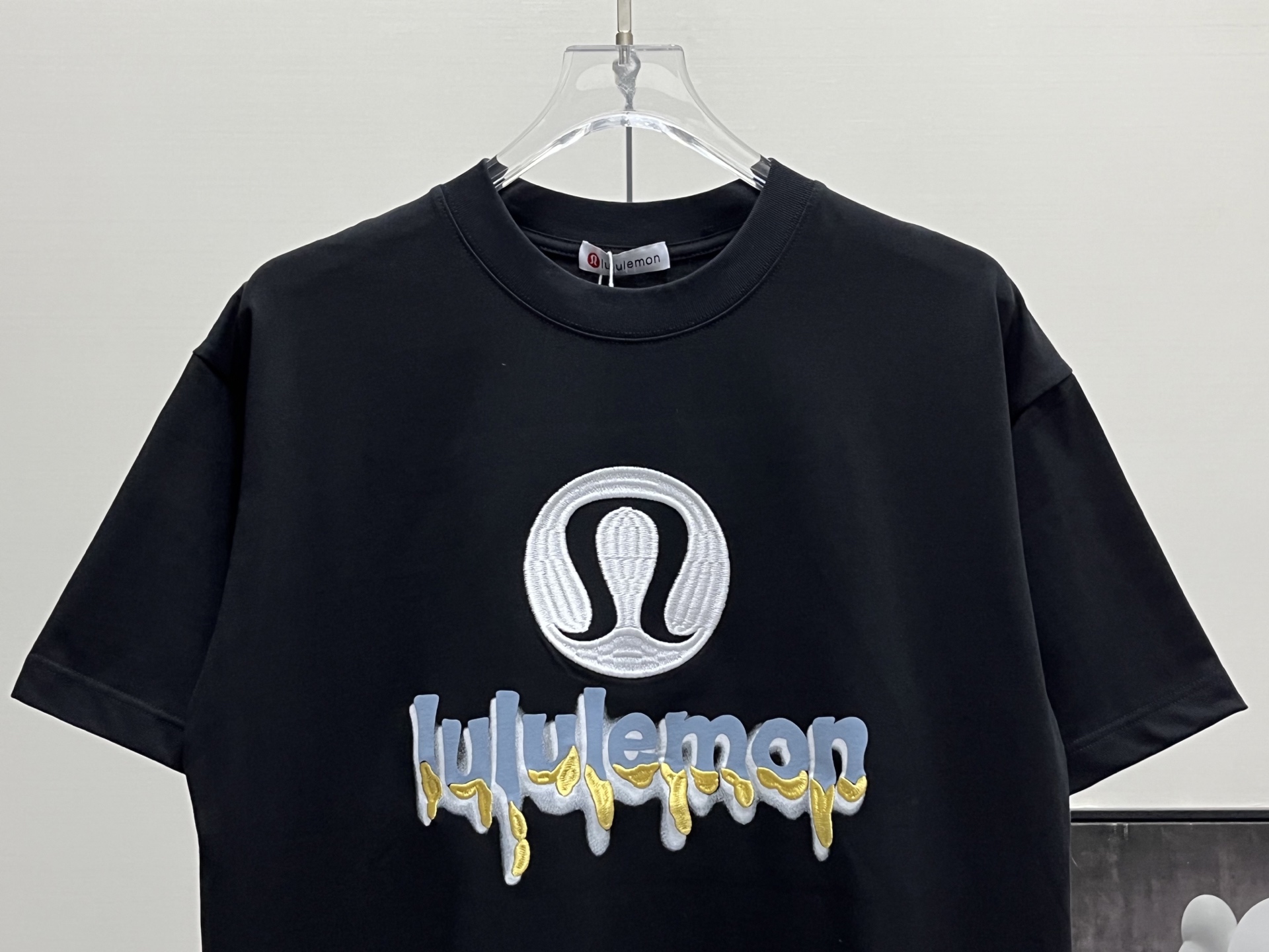 Lululemon/露露乐檬 25ss 镂空刺绣大logo情侣短袖T恤 黑色 白色