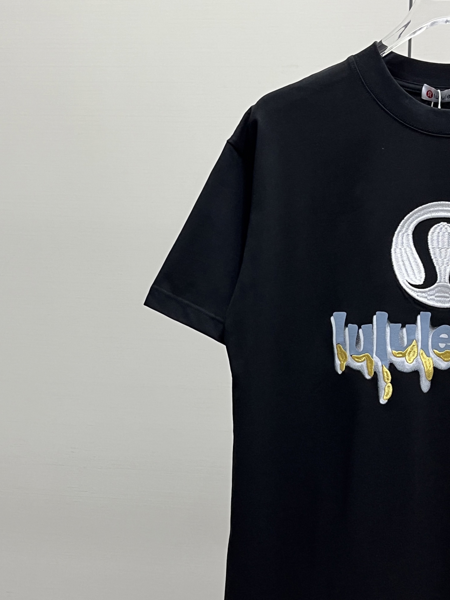 Lululemon/露露乐檬 25ss 镂空刺绣大logo情侣短袖T恤 黑色 白色