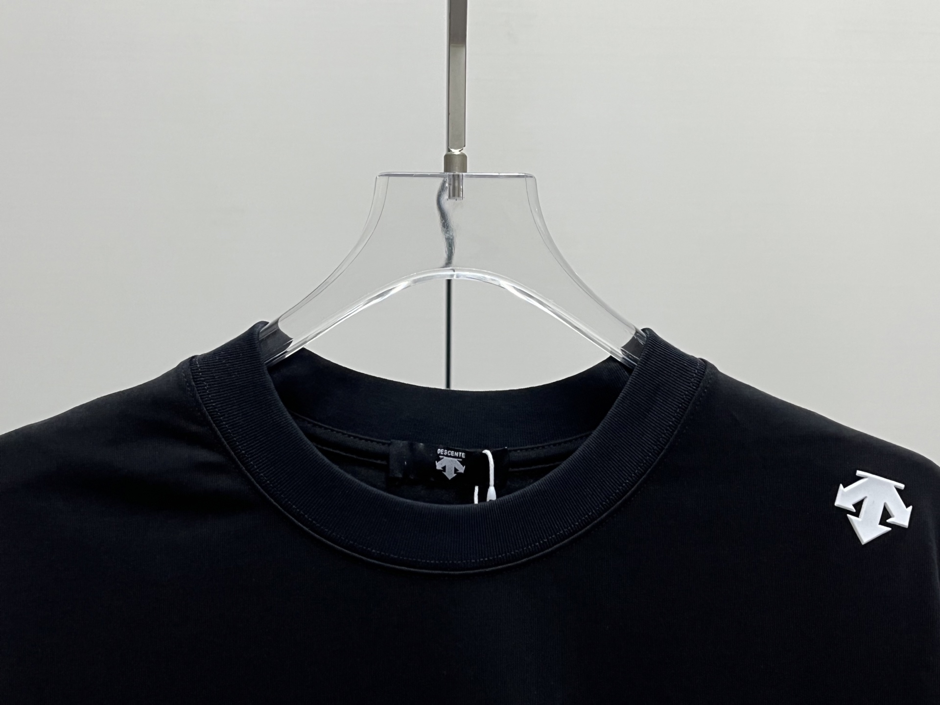 DESCENTE/迪桑特 肩标及后背大LOGO印花短袖T恤