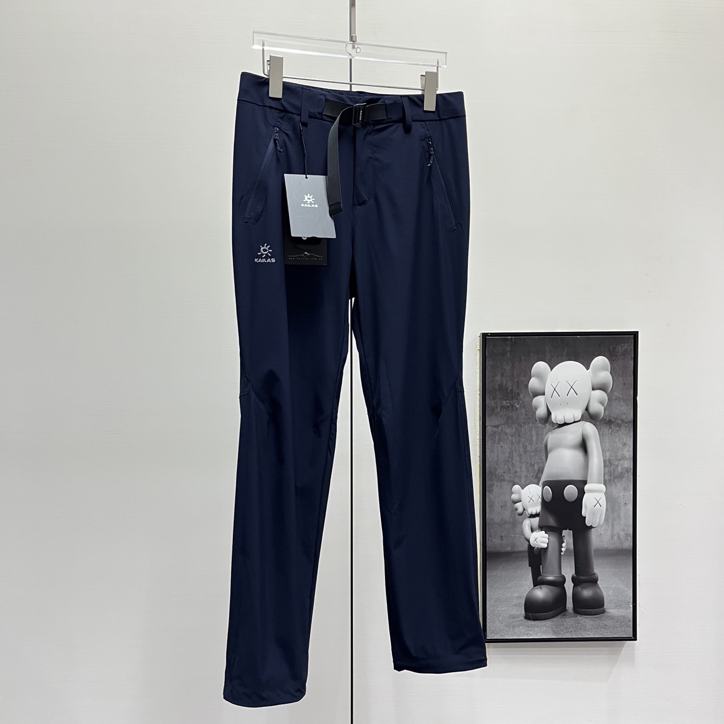 Kailas丨凯乐石T9系列速干长裤

Size：S-XXL

凯乐石KAILAS T9运动户外登山徒步CORDURA耐磨快干防泼休闲裤 
用途：轻装徒步
材质：88%锦纶12%氨纶
版型：常规版
功能特点：
▪CORDURA耐磨快干面料，
▪快速抽离体表汗湿，维持干爽体感
▪具备良好的防泼性能，灵活应对微雨
▪脚口抽绳可调节，防风倒灌
▪腰部配备腰带，灵活调节松紧
▪大腿拉链口袋，方便背包状态下取物