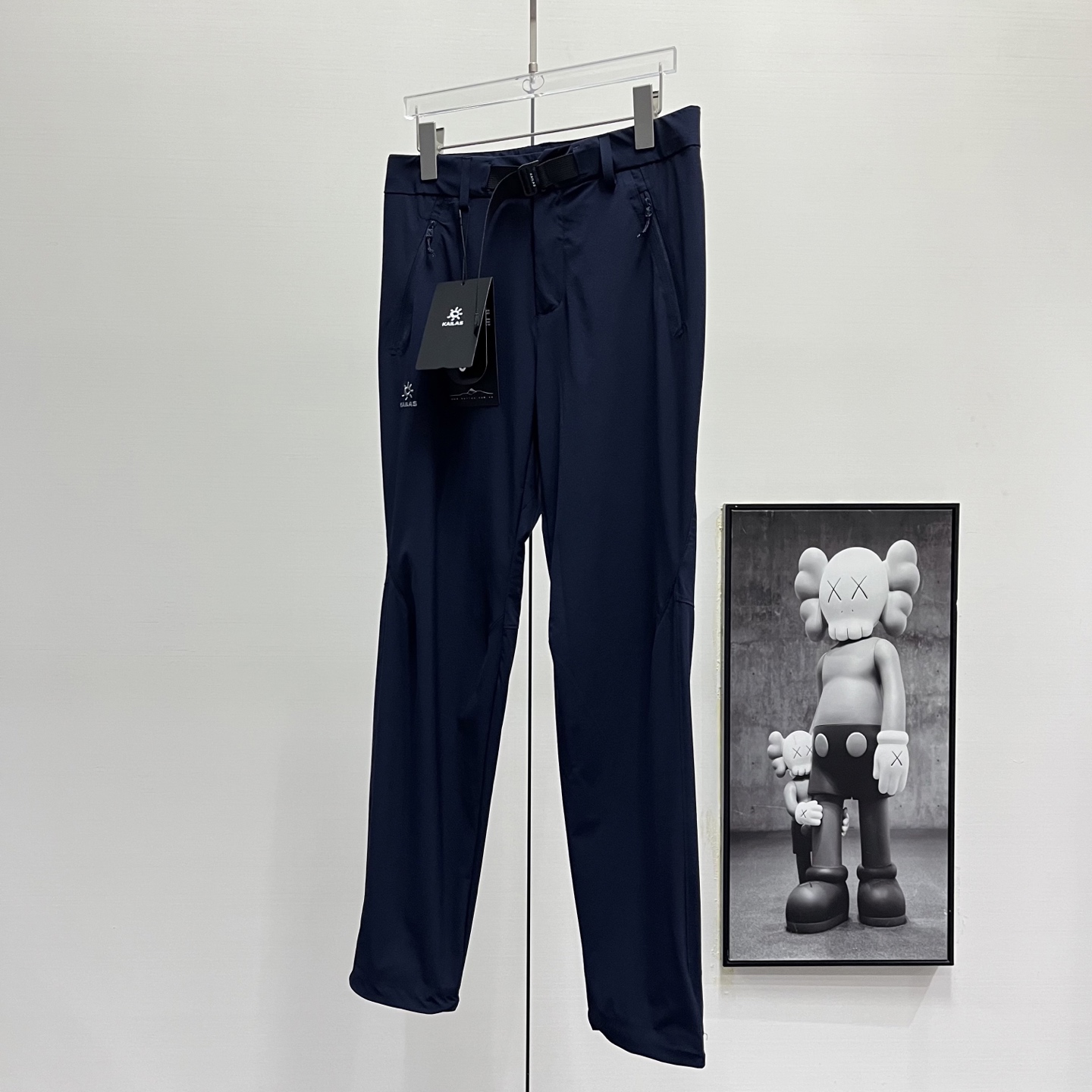 Kailas丨凯乐石T9系列速干长裤

Size：S-XXL

凯乐石KAILAS T9运动户外登山徒步CORDURA耐磨快干防泼休闲裤 
用途：轻装徒步
材质：88%锦纶12%氨纶
版型：常规版
功能特点：
▪CORDURA耐磨快干面料，
▪快速抽离体表汗湿，维持干爽体感
▪具备良好的防泼性能，灵活应对微雨
▪脚口抽绳可调节，防风倒灌
▪腰部配备腰带，灵活调节松紧
▪大腿拉链口袋，方便背包状态下取物