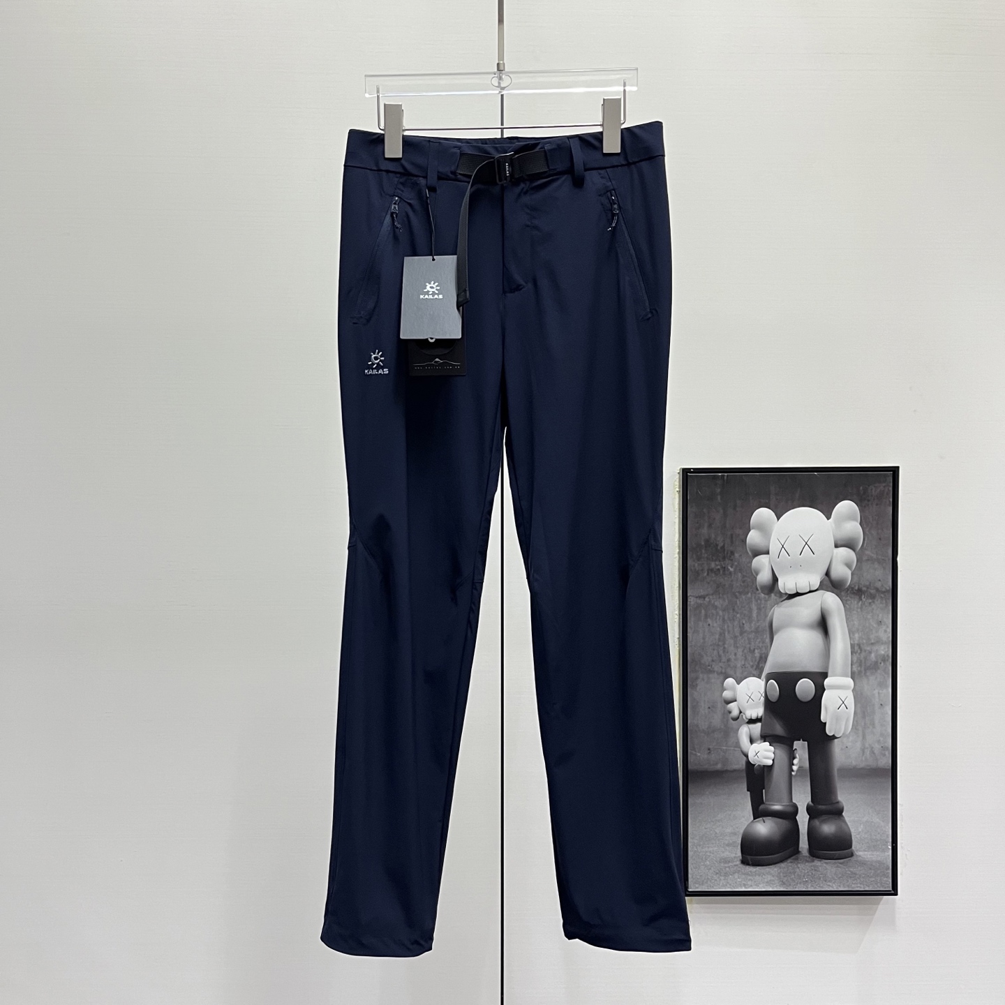 Kailas丨凯乐石T9系列速干长裤

Size：S-XXL

凯乐石KAILAS T9运动户外登山徒步CORDURA耐磨快干防泼休闲裤 
用途：轻装徒步
材质：88%锦纶12%氨纶
版型：常规版
功能特点：
▪CORDURA耐磨快干面料，
▪快速抽离体表汗湿，维持干爽体感
▪具备良好的防泼性能，灵活应对微雨
▪脚口抽绳可调节，防风倒灌
▪腰部配备腰带，灵活调节松紧
▪大腿拉链口袋，方便背包状态下取物