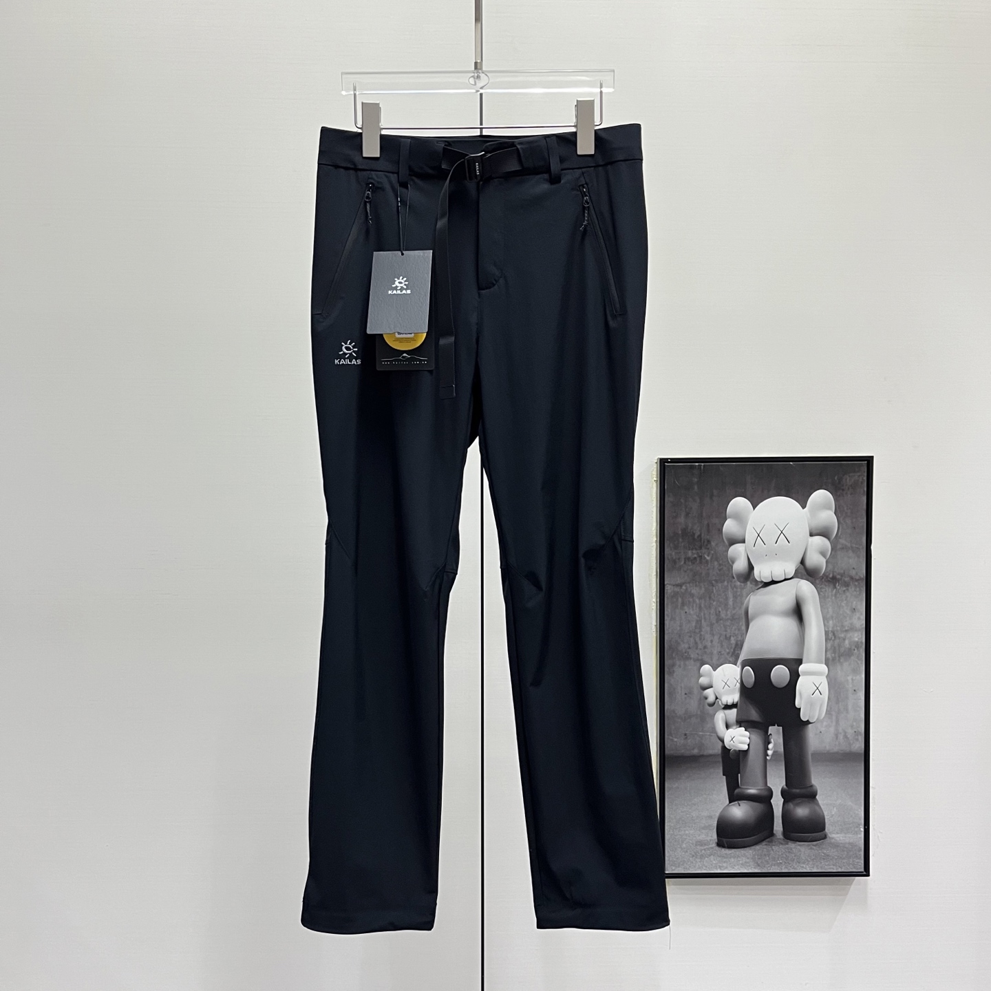 Kailas丨凯乐石T9系列速干长裤

Size：S-XXL

凯乐石KAILAS T9运动户外登山徒步CORDURA耐磨快干防泼休闲裤 
用途：轻装徒步
材质：88%锦纶12%氨纶
版型：常规版
功能特点：
▪CORDURA耐磨快干面料，
▪快速抽离体表汗湿，维持干爽体感
▪具备良好的防泼性能，灵活应对微雨
▪脚口抽绳可调节，防风倒灌
▪腰部配备腰带，灵活调节松紧
▪大腿拉链口袋，方便背包状态下取物