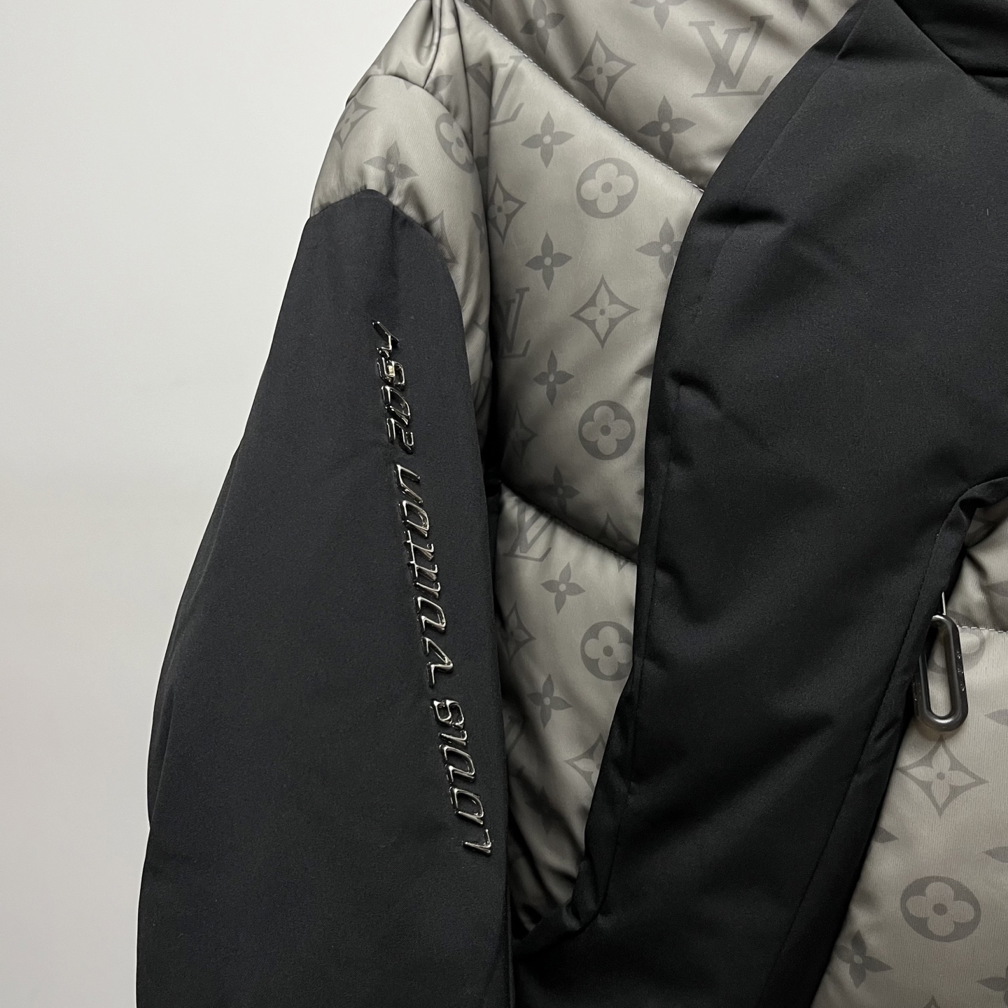 LV丨路易威登老花满印温感变色连帽羽绒服

Size：44-54