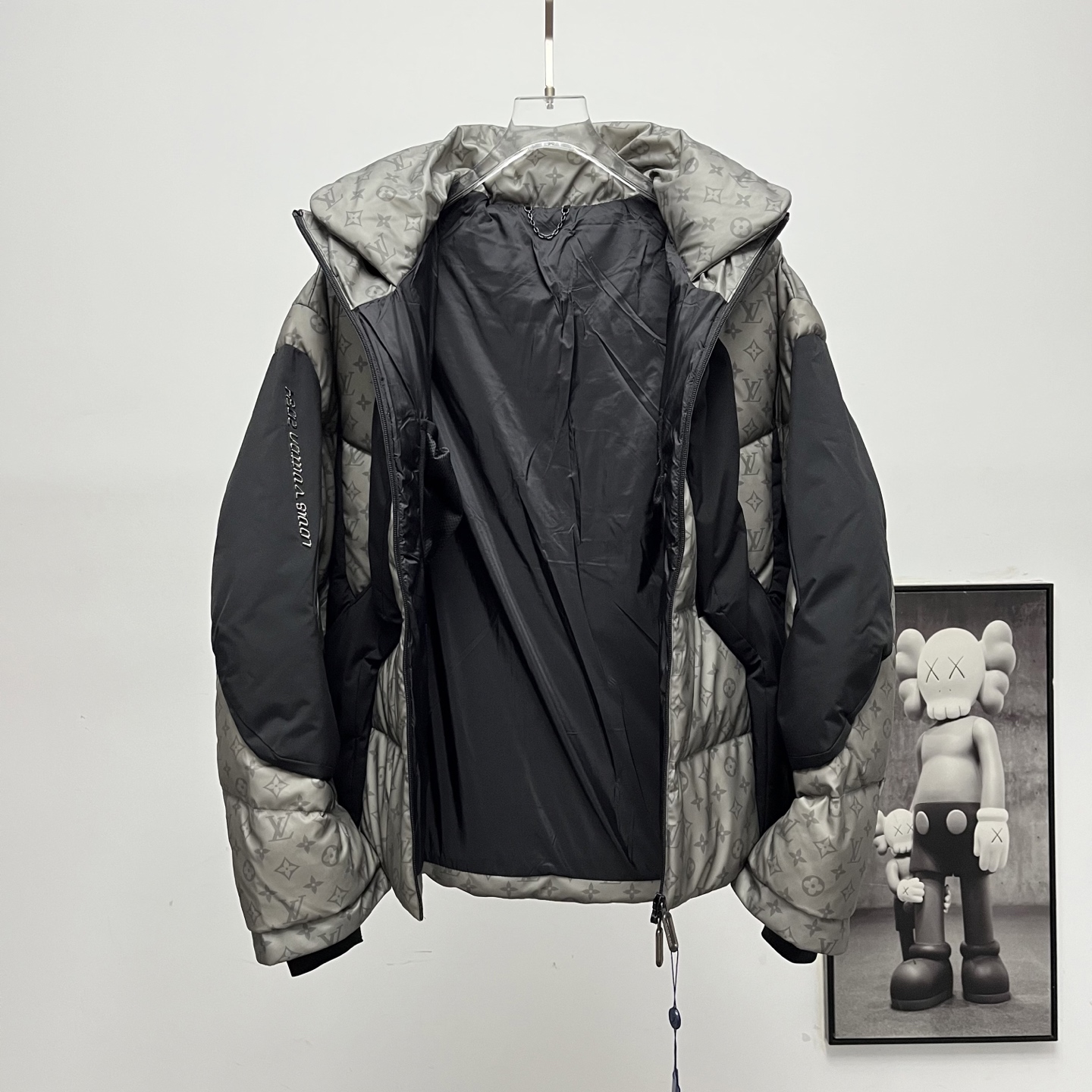 LV丨路易威登老花满印温感变色连帽羽绒服

Size：44-54