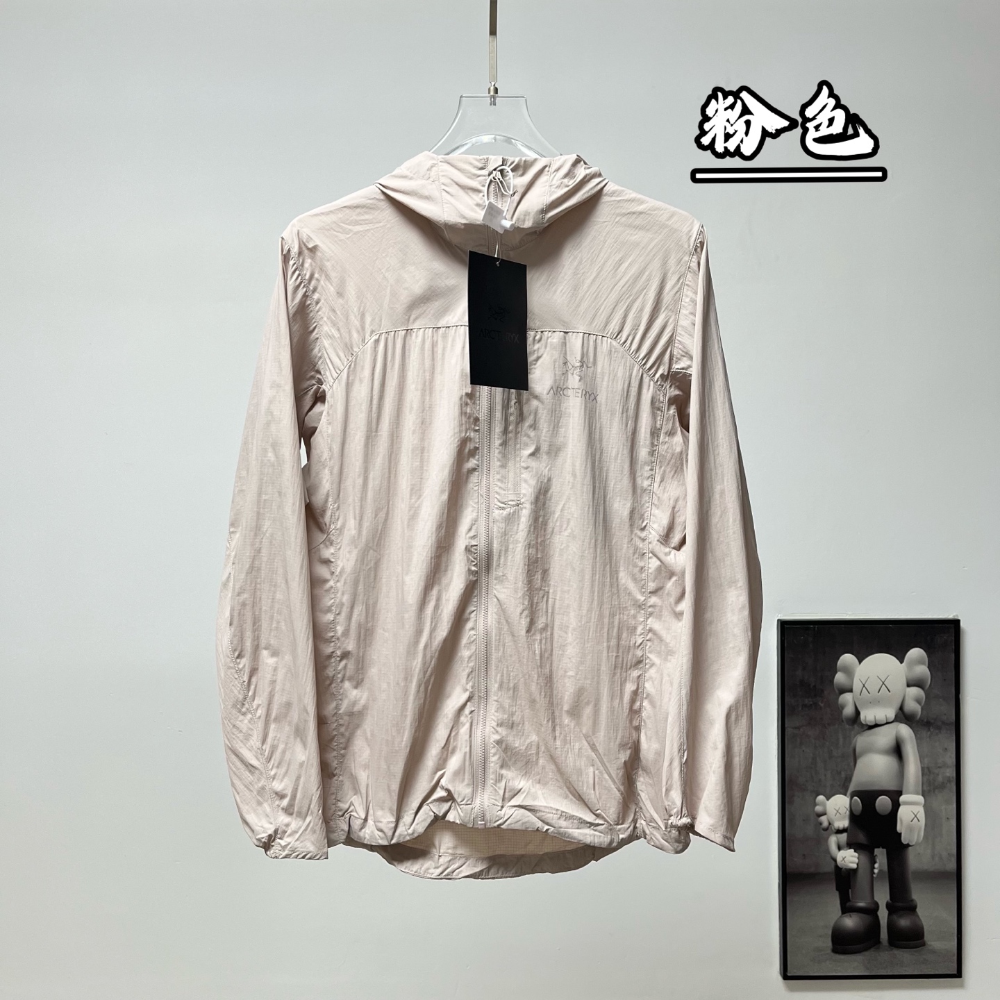 (顶级版本) ARC‘TERYX |始祖鸟P72连帽防晒衣 货号:S038 颜色:黑色、灰白、米白、藏青、卡其色、橙色、竹月蓝、破晓蓝、层云蓝、绿拼接、粉色 推出的P72系列连帽防晒衣,主打春夏户外防晒与轻量防护场景 ✅ 夏季户外徒步、露营、登山,应对紫外线与多变天气 ✅ 日常通勤、逛街、差旅,搭配T恤、短袖衬衫都适配 ✅ 轻运动场景,比如慢跑、骑行、健身房训练,透气不闷汗 ✅ 周末出游、城市漫步,防晒清爽又自带质感 ✨ 1. 功能性面料:采用高密锦纶防晒面料,具备UPF120+专业防晒效果,可有效阻隔紫外线;面料轻量透气,自带凉感,夏季穿着清爽不闷汗;搭配DWR防泼水涂层,可应对突发小雨和潮湿环境,同时面料抗撕裂、易收纳,方便户外携带. 2. 实用细节设计: ◦ 连帽设计,可全方位保护颈部、面部,避免阳光直射; ◦ 全拉链开合设计,穿脱方便,也可根据需求调节透气度; ◦ 胸前带有始祖鸟刺绣/印花标识,低调提升品牌辨识度; ◦ 绿拼接款采用撞色拼接设计,增加视觉层次感,同时不同面料分区提升了关键部位的耐磨与透气性能; ◦ 下摆与袖口采用微收设计,可防止风灌入,也能防止蚊虫侵入. 3. 版型剪裁:宽松休闲的落肩版型,对身材包容度高,不挑肩宽与体型,兼顾户外实用性与日常穿搭的休闲感,叠穿T恤、卫衣也毫无压力. 🏔️ 始祖鸟(ARC'TERYX)作为加拿大高端户外品牌,以硬核的户外科技和极简的设计美学著称.这款P72防晒衣延续了品牌的功能性基因,将专业户外的防晒、防泼水科技融入日常休闲设计中,弱化了专业户外的厚重感,更适合城市与户外的多场景切换,是户外爱好者和都市青年夏季穿搭的热门选择.