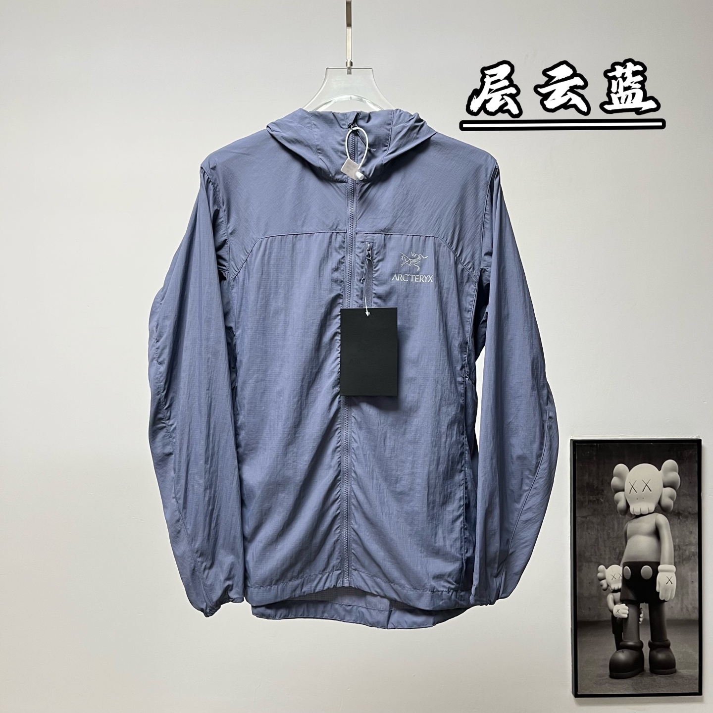 (顶级版本) ARC‘TERYX |始祖鸟P72连帽防晒衣 货号:S038 颜色:黑色、灰白、米白、藏青、卡其色、橙色、竹月蓝、破晓蓝、层云蓝、绿拼接、粉色 推出的P72系列连帽防晒衣,主打春夏户外防晒与轻量防护场景 ✅ 夏季户外徒步、露营、登山,应对紫外线与多变天气 ✅ 日常通勤、逛街、差旅,搭配T恤、短袖衬衫都适配 ✅ 轻运动场景,比如慢跑、骑行、健身房训练,透气不闷汗 ✅ 周末出游、城市漫步,防晒清爽又自带质感 ✨ 1. 功能性面料:采用高密锦纶防晒面料,具备UPF120+专业防晒效果,可有效阻隔紫外线;面料轻量透气,自带凉感,夏季穿着清爽不闷汗;搭配DWR防泼水涂层,可应对突发小雨和潮湿环境,同时面料抗撕裂、易收纳,方便户外携带. 2. 实用细节设计: ◦ 连帽设计,可全方位保护颈部、面部,避免阳光直射; ◦ 全拉链开合设计,穿脱方便,也可根据需求调节透气度; ◦ 胸前带有始祖鸟刺绣/印花标识,低调提升品牌辨识度; ◦ 绿拼接款采用撞色拼接设计,增加视觉层次感,同时不同面料分区提升了关键部位的耐磨与透气性能; ◦ 下摆与袖口采用微收设计,可防止风灌入,也能防止蚊虫侵入. 3. 版型剪裁:宽松休闲的落肩版型,对身材包容度高,不挑肩宽与体型,兼顾户外实用性与日常穿搭的休闲感,叠穿T恤、卫衣也毫无压力. 🏔️ 始祖鸟(ARC'TERYX)作为加拿大高端户外品牌,以硬核的户外科技和极简的设计美学著称.这款P72防晒衣延续了品牌的功能性基因,将专业户外的防晒、防泼水科技融入日常休闲设计中,弱化了专业户外的厚重感,更适合城市与户外的多场景切换,是户外爱好者和都市青年夏季穿搭的热门选择.