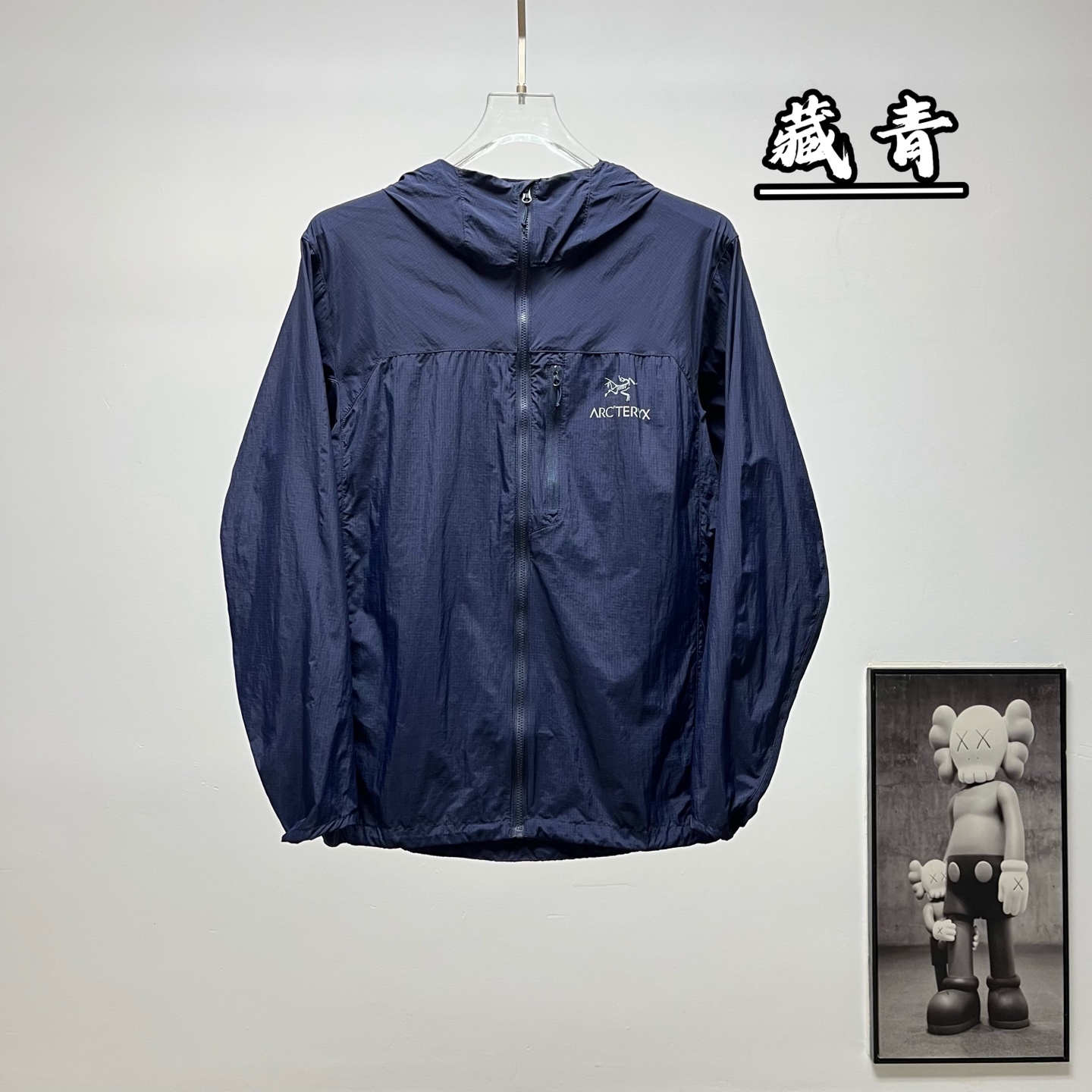(顶级版本) ARC‘TERYX |始祖鸟P72连帽防晒衣 货号:S038 颜色:黑色、灰白、米白、藏青、卡其色、橙色、竹月蓝、破晓蓝、层云蓝、绿拼接、粉色 推出的P72系列连帽防晒衣,主打春夏户外防晒与轻量防护场景 ✅ 夏季户外徒步、露营、登山,应对紫外线与多变天气 ✅ 日常通勤、逛街、差旅,搭配T恤、短袖衬衫都适配 ✅ 轻运动场景,比如慢跑、骑行、健身房训练,透气不闷汗 ✅ 周末出游、城市漫步,防晒清爽又自带质感 ✨ 1. 功能性面料:采用高密锦纶防晒面料,具备UPF120+专业防晒效果,可有效阻隔紫外线;面料轻量透气,自带凉感,夏季穿着清爽不闷汗;搭配DWR防泼水涂层,可应对突发小雨和潮湿环境,同时面料抗撕裂、易收纳,方便户外携带. 2. 实用细节设计: ◦ 连帽设计,可全方位保护颈部、面部,避免阳光直射; ◦ 全拉链开合设计,穿脱方便,也可根据需求调节透气度; ◦ 胸前带有始祖鸟刺绣/印花标识,低调提升品牌辨识度; ◦ 绿拼接款采用撞色拼接设计,增加视觉层次感,同时不同面料分区提升了关键部位的耐磨与透气性能; ◦ 下摆与袖口采用微收设计,可防止风灌入,也能防止蚊虫侵入. 3. 版型剪裁:宽松休闲的落肩版型,对身材包容度高,不挑肩宽与体型,兼顾户外实用性与日常穿搭的休闲感,叠穿T恤、卫衣也毫无压力. 🏔️ 始祖鸟(ARC'TERYX)作为加拿大高端户外品牌,以硬核的户外科技和极简的设计美学著称.这款P72防晒衣延续了品牌的功能性基因,将专业户外的防晒、防泼水科技融入日常休闲设计中,弱化了专业户外的厚重感,更适合城市与户外的多场景切换,是户外爱好者和都市青年夏季穿搭的热门选择.
