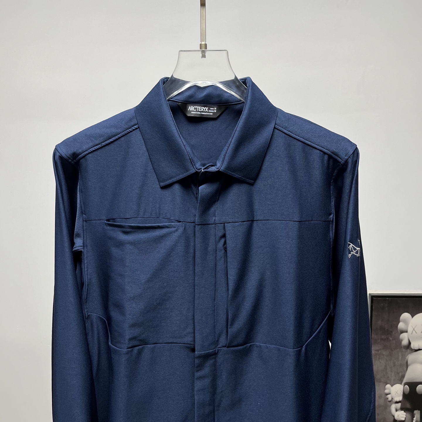 (顶级版本) ARC‘TERYX |始祖鸟袖标刺绣衬衫 货号:S040 颜色:墨绿 藏青 推出的男士机能风长袖衬衫,主打城市通勤与轻户外场景 ✅ 日常通勤、商务休闲场合,搭配西裤、休闲裤都适配 ✅ 轻户外徒步、露营场景,透气防泼水兼顾实用性 ✅ 差旅出行,抗皱免烫面料方便携带,无需打理 ✅ 日常休闲、朋友聚会,简约利落的版型适配多种穿搭风格 ✨ 1. 功能性面料:采用始祖鸟专属速干抗皱面料,具备快速导汗排湿功能,出汗后不易粘身;搭配DWR防泼水涂层,可应对突发小雨;面料自带高弹力,活动无束缚,同时抗皱免烫,出差旅行无需刻意打理. 2. 实用细节设计: ◦ 隐藏式门襟设计,视觉上更利落,同时提升防风性能; ◦ 胸前立体口袋设计,可收纳随身小物,兼具实用性与机能感; ◦ 袖子处带有始祖鸟刺绣标识,低调提升品牌辨识度; ◦ 袖口采用可调节纽扣设计,可根据需求调整松紧,适配不同场景. 3. 版型剪裁:合身微宽松的直筒版型,既能修饰身形,又不挑身材,兼顾商务通勤的正式感与日常穿搭的休闲感,适配多种风格. 🏔️ 始祖鸟(ARC'TERYX)作为加拿大高端户外品牌,以硬核的户外科技和极简的设计美学著称.这款机能衬衫将专业户外的面料科技融入商务休闲设计中,弱化了户外单品的厚重感,打造出“城市机能风”穿搭单品,适合追求质感与实用性的都市青年和户外爱好者.