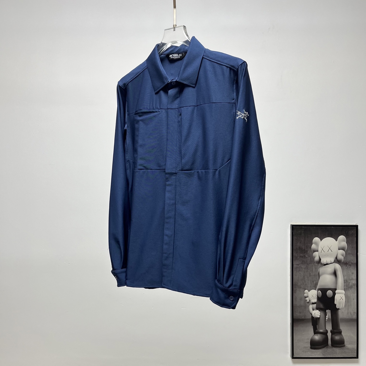 (顶级版本) ARC‘TERYX |始祖鸟袖标刺绣衬衫 货号:S040 颜色:墨绿 藏青 推出的男士机能风长袖衬衫,主打城市通勤与轻户外场景 ✅ 日常通勤、商务休闲场合,搭配西裤、休闲裤都适配 ✅ 轻户外徒步、露营场景,透气防泼水兼顾实用性 ✅ 差旅出行,抗皱免烫面料方便携带,无需打理 ✅ 日常休闲、朋友聚会,简约利落的版型适配多种穿搭风格 ✨ 1. 功能性面料:采用始祖鸟专属速干抗皱面料,具备快速导汗排湿功能,出汗后不易粘身;搭配DWR防泼水涂层,可应对突发小雨;面料自带高弹力,活动无束缚,同时抗皱免烫,出差旅行无需刻意打理. 2. 实用细节设计: ◦ 隐藏式门襟设计,视觉上更利落,同时提升防风性能; ◦ 胸前立体口袋设计,可收纳随身小物,兼具实用性与机能感; ◦ 袖子处带有始祖鸟刺绣标识,低调提升品牌辨识度; ◦ 袖口采用可调节纽扣设计,可根据需求调整松紧,适配不同场景. 3. 版型剪裁:合身微宽松的直筒版型,既能修饰身形,又不挑身材,兼顾商务通勤的正式感与日常穿搭的休闲感,适配多种风格. 🏔️ 始祖鸟(ARC'TERYX)作为加拿大高端户外品牌,以硬核的户外科技和极简的设计美学著称.这款机能衬衫将专业户外的面料科技融入商务休闲设计中,弱化了户外单品的厚重感,打造出“城市机能风”穿搭单品,适合追求质感与实用性的都市青年和户外爱好者.