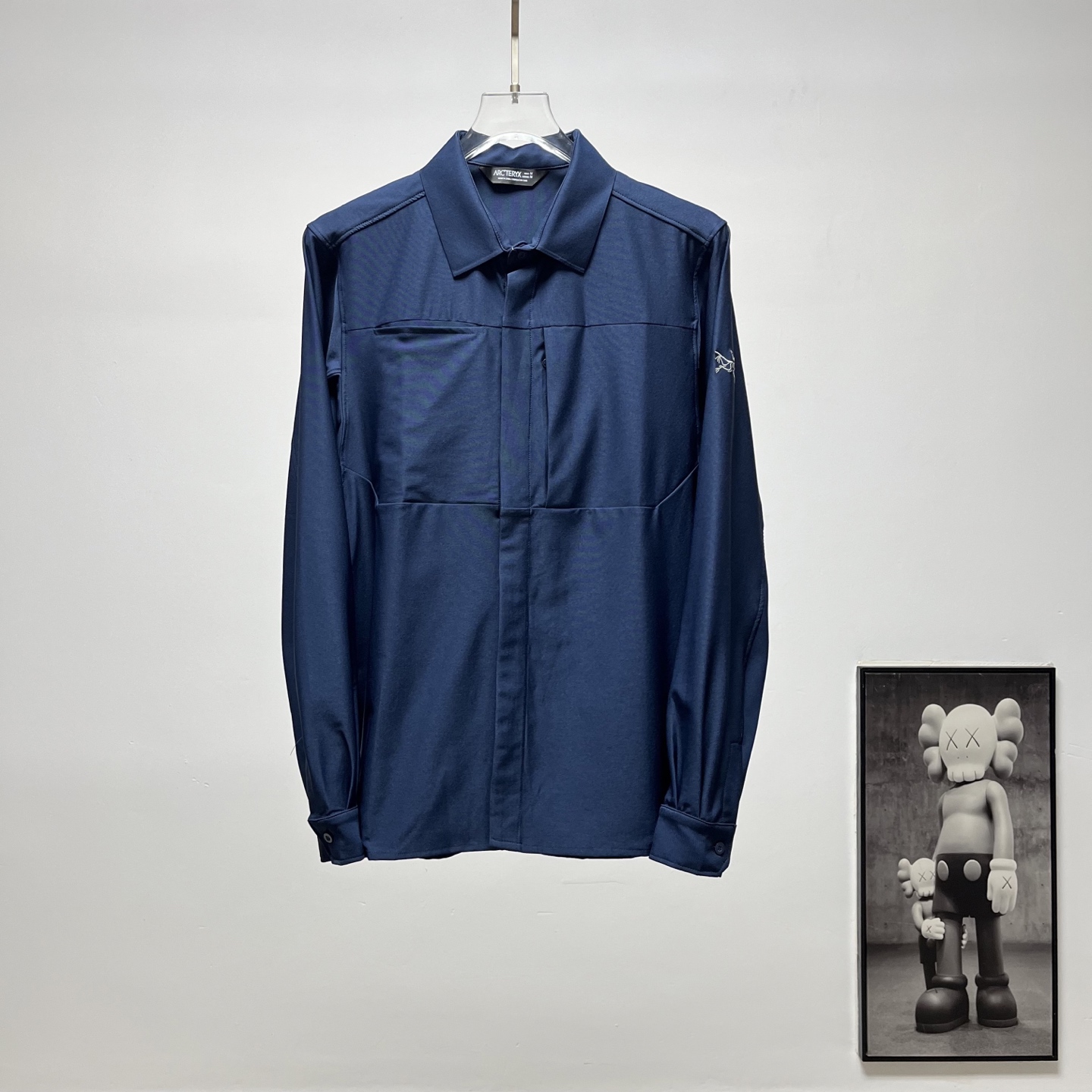 (顶级版本) ARC‘TERYX |始祖鸟袖标刺绣衬衫 货号:S040 颜色:墨绿 藏青 推出的男士机能风长袖衬衫,主打城市通勤与轻户外场景 ✅ 日常通勤、商务休闲场合,搭配西裤、休闲裤都适配 ✅ 轻户外徒步、露营场景,透气防泼水兼顾实用性 ✅ 差旅出行,抗皱免烫面料方便携带,无需打理 ✅ 日常休闲、朋友聚会,简约利落的版型适配多种穿搭风格 ✨ 1. 功能性面料:采用始祖鸟专属速干抗皱面料,具备快速导汗排湿功能,出汗后不易粘身;搭配DWR防泼水涂层,可应对突发小雨;面料自带高弹力,活动无束缚,同时抗皱免烫,出差旅行无需刻意打理. 2. 实用细节设计: ◦ 隐藏式门襟设计,视觉上更利落,同时提升防风性能; ◦ 胸前立体口袋设计,可收纳随身小物,兼具实用性与机能感; ◦ 袖子处带有始祖鸟刺绣标识,低调提升品牌辨识度; ◦ 袖口采用可调节纽扣设计,可根据需求调整松紧,适配不同场景. 3. 版型剪裁:合身微宽松的直筒版型,既能修饰身形,又不挑身材,兼顾商务通勤的正式感与日常穿搭的休闲感,适配多种风格. 🏔️ 始祖鸟(ARC'TERYX)作为加拿大高端户外品牌,以硬核的户外科技和极简的设计美学著称.这款机能衬衫将专业户外的面料科技融入商务休闲设计中,弱化了户外单品的厚重感,打造出“城市机能风”穿搭单品,适合追求质感与实用性的都市青年和户外爱好者.