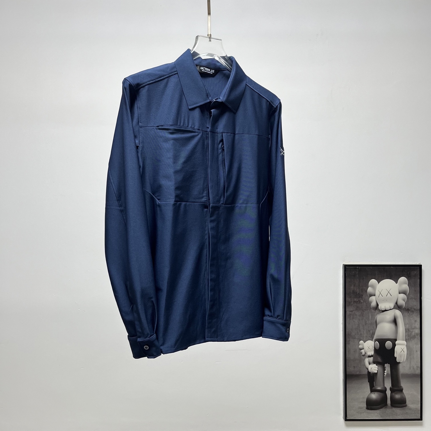 (顶级版本) ARC‘TERYX |始祖鸟袖标刺绣衬衫 货号:S040 颜色:墨绿 藏青 推出的男士机能风长袖衬衫,主打城市通勤与轻户外场景 ✅ 日常通勤、商务休闲场合,搭配西裤、休闲裤都适配 ✅ 轻户外徒步、露营场景,透气防泼水兼顾实用性 ✅ 差旅出行,抗皱免烫面料方便携带,无需打理 ✅ 日常休闲、朋友聚会,简约利落的版型适配多种穿搭风格 ✨ 1. 功能性面料:采用始祖鸟专属速干抗皱面料,具备快速导汗排湿功能,出汗后不易粘身;搭配DWR防泼水涂层,可应对突发小雨;面料自带高弹力,活动无束缚,同时抗皱免烫,出差旅行无需刻意打理. 2. 实用细节设计: ◦ 隐藏式门襟设计,视觉上更利落,同时提升防风性能; ◦ 胸前立体口袋设计,可收纳随身小物,兼具实用性与机能感; ◦ 袖子处带有始祖鸟刺绣标识,低调提升品牌辨识度; ◦ 袖口采用可调节纽扣设计,可根据需求调整松紧,适配不同场景. 3. 版型剪裁:合身微宽松的直筒版型,既能修饰身形,又不挑身材,兼顾商务通勤的正式感与日常穿搭的休闲感,适配多种风格. 🏔️ 始祖鸟(ARC'TERYX)作为加拿大高端户外品牌,以硬核的户外科技和极简的设计美学著称.这款机能衬衫将专业户外的面料科技融入商务休闲设计中,弱化了户外单品的厚重感,打造出“城市机能风”穿搭单品,适合追求质感与实用性的都市青年和户外爱好者.