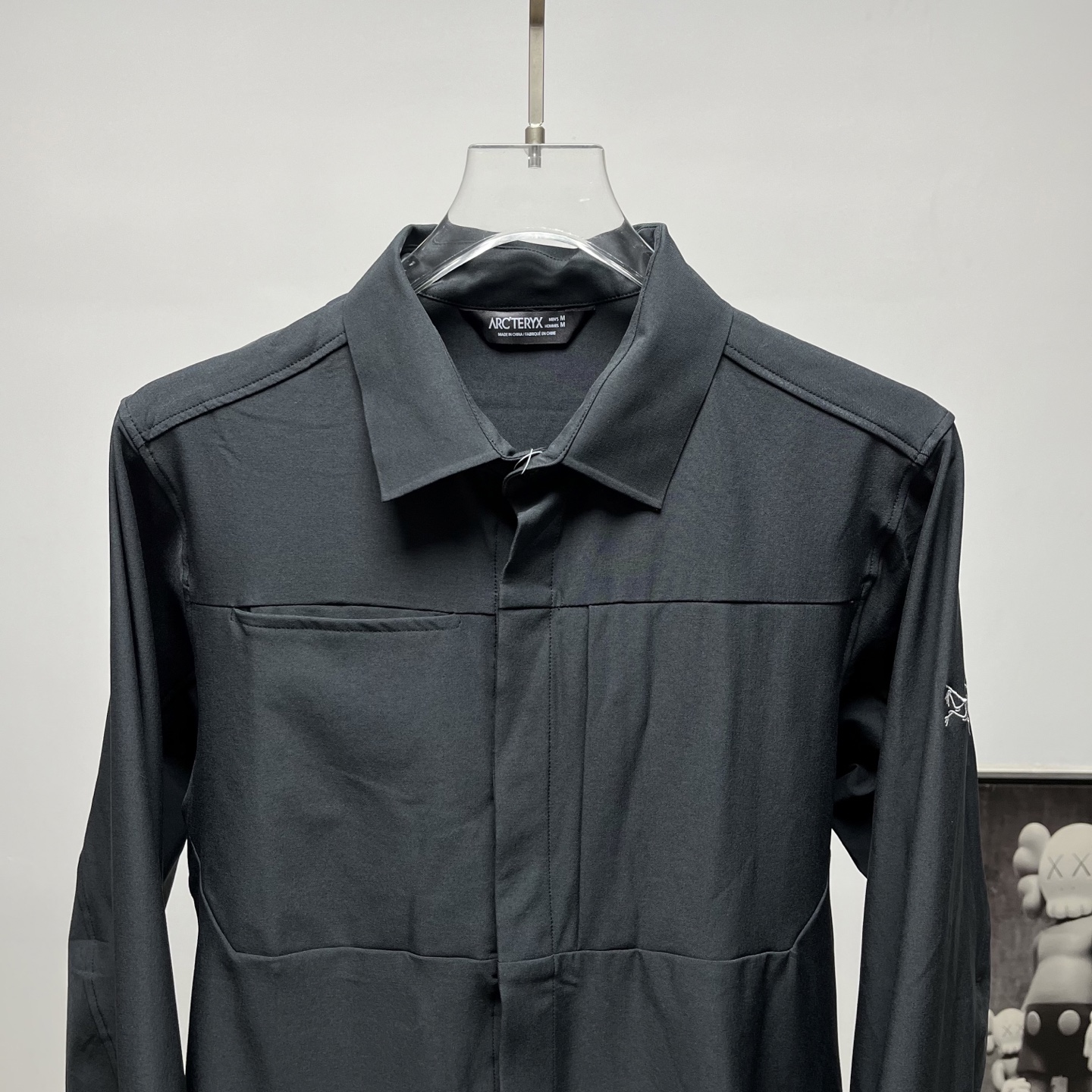 (顶级版本) ARC‘TERYX |始祖鸟袖标刺绣衬衫 货号:S040 颜色:墨绿 藏青 推出的男士机能风长袖衬衫,主打城市通勤与轻户外场景 ✅ 日常通勤、商务休闲场合,搭配西裤、休闲裤都适配 ✅ 轻户外徒步、露营场景,透气防泼水兼顾实用性 ✅ 差旅出行,抗皱免烫面料方便携带,无需打理 ✅ 日常休闲、朋友聚会,简约利落的版型适配多种穿搭风格 ✨ 1. 功能性面料:采用始祖鸟专属速干抗皱面料,具备快速导汗排湿功能,出汗后不易粘身;搭配DWR防泼水涂层,可应对突发小雨;面料自带高弹力,活动无束缚,同时抗皱免烫,出差旅行无需刻意打理. 2. 实用细节设计: ◦ 隐藏式门襟设计,视觉上更利落,同时提升防风性能; ◦ 胸前立体口袋设计,可收纳随身小物,兼具实用性与机能感; ◦ 袖子处带有始祖鸟刺绣标识,低调提升品牌辨识度; ◦ 袖口采用可调节纽扣设计,可根据需求调整松紧,适配不同场景. 3. 版型剪裁:合身微宽松的直筒版型,既能修饰身形,又不挑身材,兼顾商务通勤的正式感与日常穿搭的休闲感,适配多种风格. 🏔️ 始祖鸟(ARC'TERYX)作为加拿大高端户外品牌,以硬核的户外科技和极简的设计美学著称.这款机能衬衫将专业户外的面料科技融入商务休闲设计中,弱化了户外单品的厚重感,打造出“城市机能风”穿搭单品,适合追求质感与实用性的都市青年和户外爱好者.