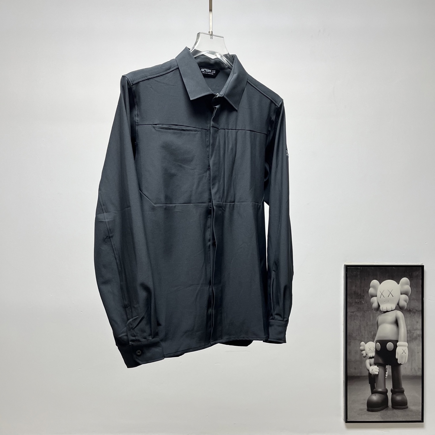 (顶级版本) ARC‘TERYX |始祖鸟袖标刺绣衬衫 货号:S040 颜色:墨绿 藏青 推出的男士机能风长袖衬衫,主打城市通勤与轻户外场景 ✅ 日常通勤、商务休闲场合,搭配西裤、休闲裤都适配 ✅ 轻户外徒步、露营场景,透气防泼水兼顾实用性 ✅ 差旅出行,抗皱免烫面料方便携带,无需打理 ✅ 日常休闲、朋友聚会,简约利落的版型适配多种穿搭风格 ✨ 1. 功能性面料:采用始祖鸟专属速干抗皱面料,具备快速导汗排湿功能,出汗后不易粘身;搭配DWR防泼水涂层,可应对突发小雨;面料自带高弹力,活动无束缚,同时抗皱免烫,出差旅行无需刻意打理. 2. 实用细节设计: ◦ 隐藏式门襟设计,视觉上更利落,同时提升防风性能; ◦ 胸前立体口袋设计,可收纳随身小物,兼具实用性与机能感; ◦ 袖子处带有始祖鸟刺绣标识,低调提升品牌辨识度; ◦ 袖口采用可调节纽扣设计,可根据需求调整松紧,适配不同场景. 3. 版型剪裁:合身微宽松的直筒版型,既能修饰身形,又不挑身材,兼顾商务通勤的正式感与日常穿搭的休闲感,适配多种风格. 🏔️ 始祖鸟(ARC'TERYX)作为加拿大高端户外品牌,以硬核的户外科技和极简的设计美学著称.这款机能衬衫将专业户外的面料科技融入商务休闲设计中,弱化了户外单品的厚重感,打造出“城市机能风”穿搭单品,适合追求质感与实用性的都市青年和户外爱好者.