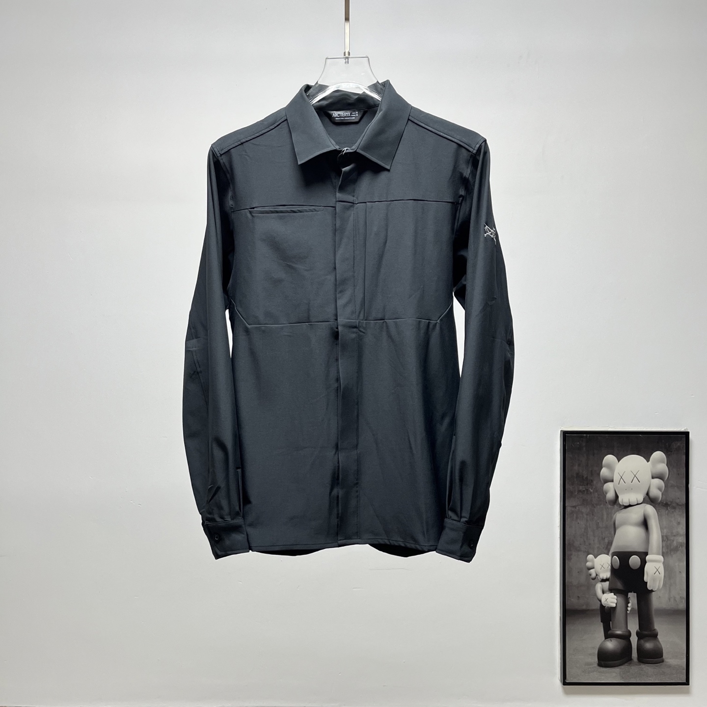 (顶级版本) ARC‘TERYX |始祖鸟袖标刺绣衬衫 货号:S040 颜色:墨绿 藏青 推出的男士机能风长袖衬衫,主打城市通勤与轻户外场景 ✅ 日常通勤、商务休闲场合,搭配西裤、休闲裤都适配 ✅ 轻户外徒步、露营场景,透气防泼水兼顾实用性 ✅ 差旅出行,抗皱免烫面料方便携带,无需打理 ✅ 日常休闲、朋友聚会,简约利落的版型适配多种穿搭风格 ✨ 1. 功能性面料:采用始祖鸟专属速干抗皱面料,具备快速导汗排湿功能,出汗后不易粘身;搭配DWR防泼水涂层,可应对突发小雨;面料自带高弹力,活动无束缚,同时抗皱免烫,出差旅行无需刻意打理. 2. 实用细节设计: ◦ 隐藏式门襟设计,视觉上更利落,同时提升防风性能; ◦ 胸前立体口袋设计,可收纳随身小物,兼具实用性与机能感; ◦ 袖子处带有始祖鸟刺绣标识,低调提升品牌辨识度; ◦ 袖口采用可调节纽扣设计,可根据需求调整松紧,适配不同场景. 3. 版型剪裁:合身微宽松的直筒版型,既能修饰身形,又不挑身材,兼顾商务通勤的正式感与日常穿搭的休闲感,适配多种风格. 🏔️ 始祖鸟(ARC'TERYX)作为加拿大高端户外品牌,以硬核的户外科技和极简的设计美学著称.这款机能衬衫将专业户外的面料科技融入商务休闲设计中,弱化了户外单品的厚重感,打造出“城市机能风”穿搭单品,适合追求质感与实用性的都市青年和户外爱好者.