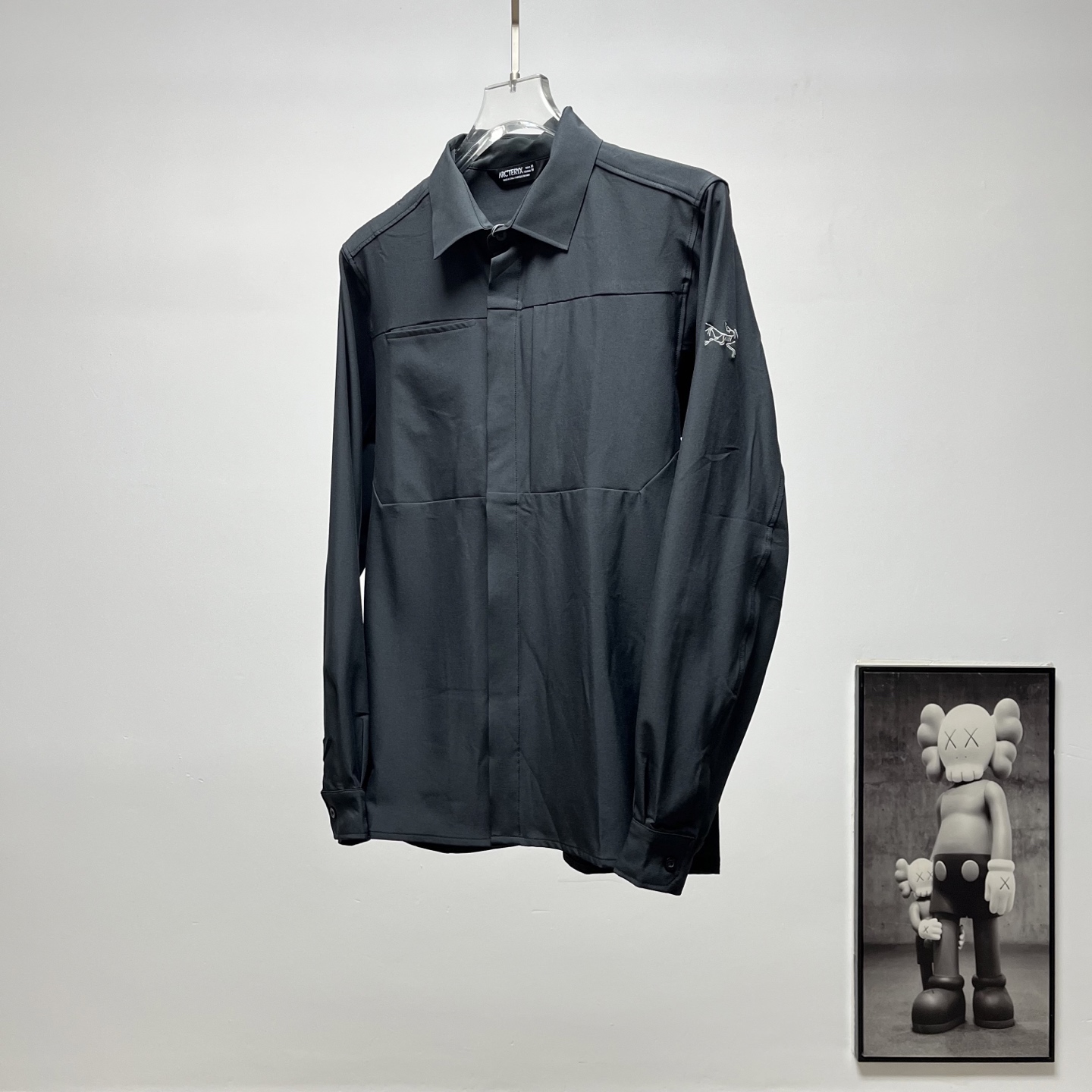 (顶级版本) ARC‘TERYX |始祖鸟袖标刺绣衬衫 货号:S040 颜色:墨绿 藏青 推出的男士机能风长袖衬衫,主打城市通勤与轻户外场景 ✅ 日常通勤、商务休闲场合,搭配西裤、休闲裤都适配 ✅ 轻户外徒步、露营场景,透气防泼水兼顾实用性 ✅ 差旅出行,抗皱免烫面料方便携带,无需打理 ✅ 日常休闲、朋友聚会,简约利落的版型适配多种穿搭风格 ✨ 1. 功能性面料:采用始祖鸟专属速干抗皱面料,具备快速导汗排湿功能,出汗后不易粘身;搭配DWR防泼水涂层,可应对突发小雨;面料自带高弹力,活动无束缚,同时抗皱免烫,出差旅行无需刻意打理. 2. 实用细节设计: ◦ 隐藏式门襟设计,视觉上更利落,同时提升防风性能; ◦ 胸前立体口袋设计,可收纳随身小物,兼具实用性与机能感; ◦ 袖子处带有始祖鸟刺绣标识,低调提升品牌辨识度; ◦ 袖口采用可调节纽扣设计,可根据需求调整松紧,适配不同场景. 3. 版型剪裁:合身微宽松的直筒版型,既能修饰身形,又不挑身材,兼顾商务通勤的正式感与日常穿搭的休闲感,适配多种风格. 🏔️ 始祖鸟(ARC'TERYX)作为加拿大高端户外品牌,以硬核的户外科技和极简的设计美学著称.这款机能衬衫将专业户外的面料科技融入商务休闲设计中,弱化了户外单品的厚重感,打造出“城市机能风”穿搭单品,适合追求质感与实用性的都市青年和户外爱好者.