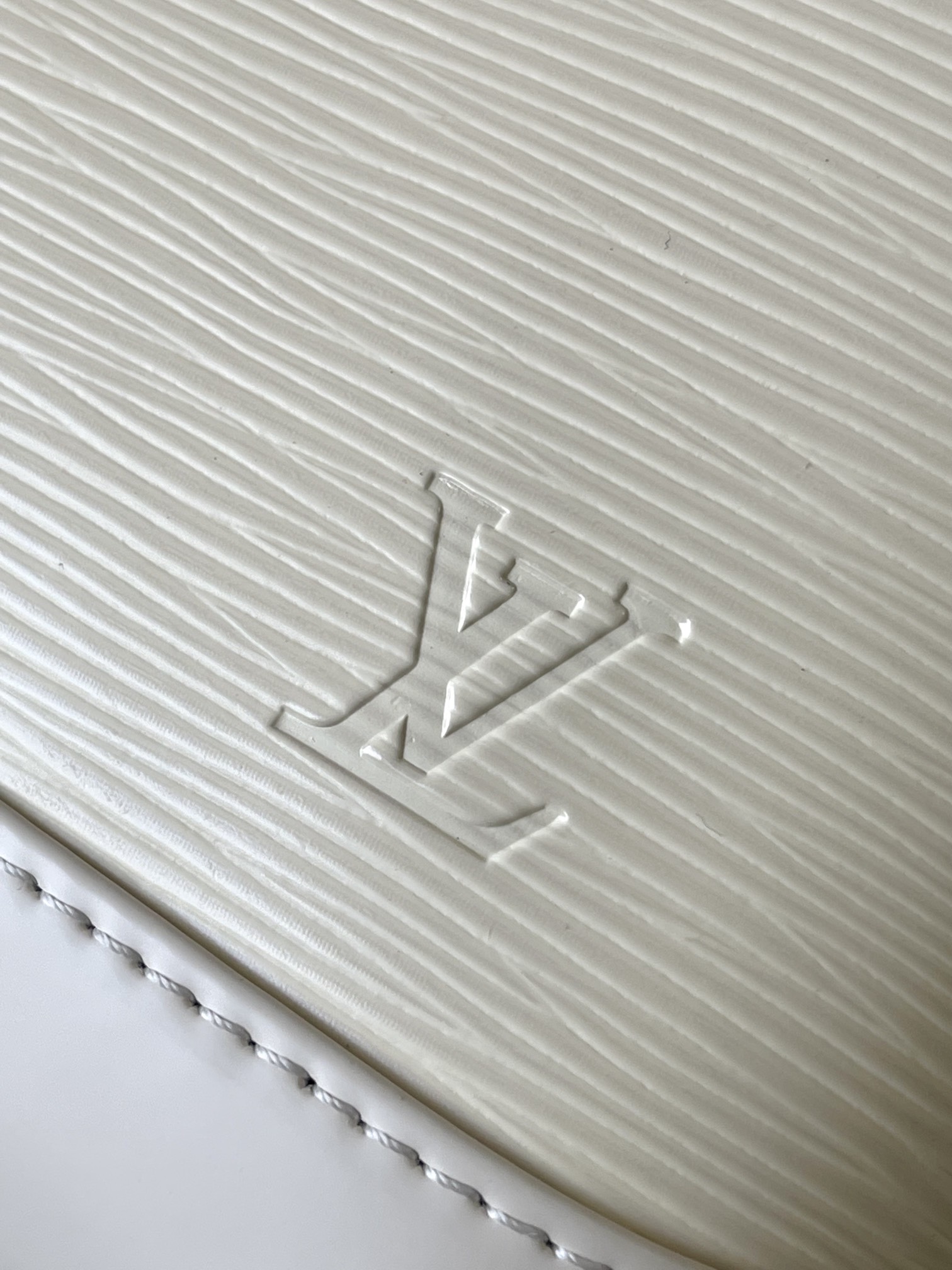 LV Style White Leather Top Handle Bag style reference detail image 8 from source 759890