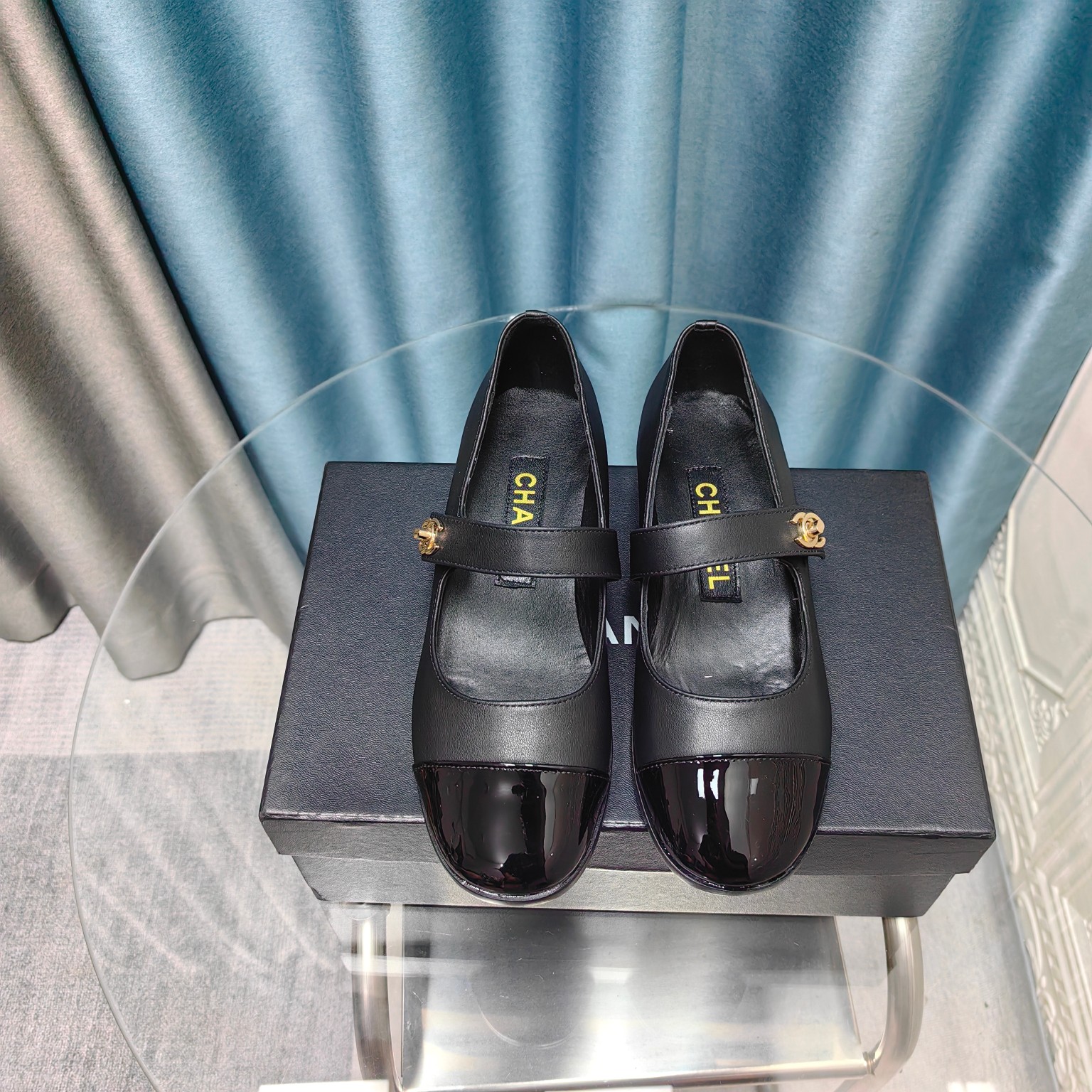 NO:410143,Xiaoxiang official website synchronized high-version update model CHANE Chanel top single shoe series__________________________ Spring and Autumn Xiangjia must-have hot products, goddess series, with the elegant and famous temperament of Xiangjia, super durable, irresistible, heart-won... Imported soft sheepskin patent leather with upper inner foot pad imported silk sheepskin, high softness and comfort Original mold opening, Italian genuine leather soles Standard code 34-40 34 40 Customized non-return and exchange), single shoes, chanel, chanel, chanel, sheepskin, Leather soles19860909小香官网同步高版本更新款 CHANE 香奈儿顶级单鞋系列__________________ 春秋季香家必备爆款,女神系列,拥有香家特色优雅名媛气质,超级耐看,让人无法抗拒,心动ing…… 鞋面进口柔软羊皮漆皮 内里垫脚进口丝绸羊皮,柔软舒适性高 原模开版,意大利真皮大底 标准码 34-40 34 40定做不退换）,单鞋,chanel,chanel,chanel,sheepskin,Leather soles,Women's Shoes