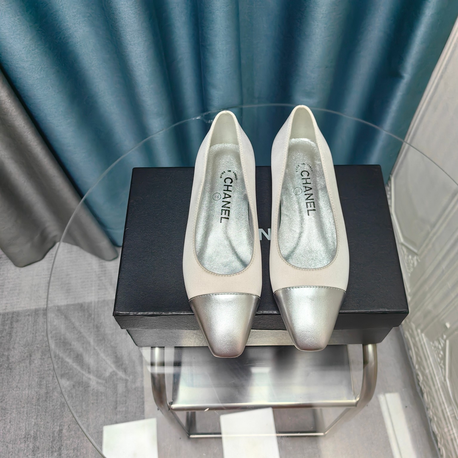 NO:410151,Xiaoxiang official website synchronous high-version updated square-toe single shoes CHANEL Chanel top single shoes series__________________________ Spring and Autumn Xiangjia must-have hot products, goddess series, with the elegant and famous temperament of Xiangjia, super durable, irresistible, heart-won... Imported soft sheepskin on the upper (silk) inner foot pad imported silk sheepskin, high softness and comfort Original mold opening, Italian leather outsole Standard size 34-40 34 40 41 Custom made no return or exchange), single shoes, chanel, chanel, chanel, sheepskin, silk fabric, Leather soles19860909小香官网同步高版本更新款方头单鞋 CHANEL 香奈儿顶级单鞋系列__________________ 春秋季香家必备爆款,女神系列,拥有香家特色优雅名媛气质,超级耐看,让人无法抗拒,心动ing…… 鞋面进口柔软羊皮（绸缎） 内里垫脚进口丝绸羊皮,柔软舒适性高 原模开版,意大利真皮大底 标准码 34-40 34 40 41定做不退换）,单鞋,chanel,chanel,chanel,sheepskin,silk fabric,Leather soles,Women's Shoes