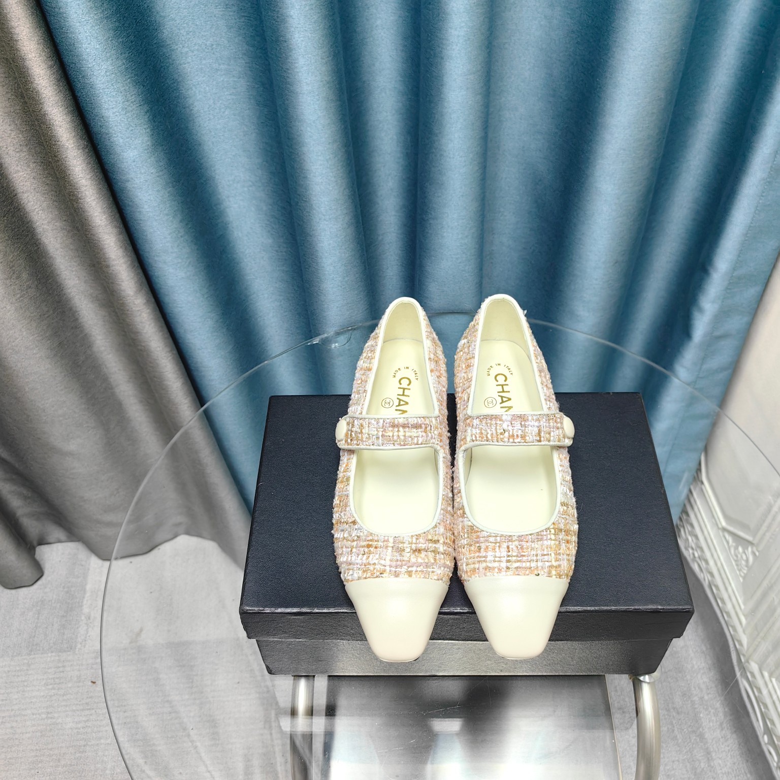 NO:410158,* 24 early spring is the most popular counter, and the pictures are posted on major social platforms. This episode of the show is definitely too handsome, and it is definitely the hottest style of this season. The counter fairies are really too aware of the goods. They don’t get stuck or scratch their feet. The texture is very soft and comfortable. Super versatile. 1 fabric: silk 2 linings: environmentally friendly imported cowhide inner 3 soles: genuine leather soles 4 sizes 35-40 (34 40 41 custom made), single shoes, cowhide, Leather soles19860909* 24早春最 专柜简直疯抢了,各大社交平台热门晒图,这期的走秀款绝对太帅了,绝对是这一季最热门的款式,专柜仙女们真的太识货了,不卡脚也不会磨脚,质感上脚是非常柔软舒服的.超级百搭. 1面料:丝绸 2内里:环保进口牛皮内里 3大底:真皮大底 4码数35-40（34 40 41定做）,单鞋,cowhide,Leather soles,Women's Shoes