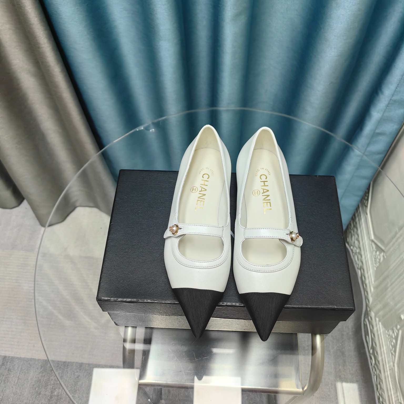 NO:410166,CHANE*｜Xiaoxiang 24P new product Milan catwalk pointed-toe Marie Jade shoes This year's most beautiful Marie Jade shoes are irresistible high-end and elegant! Whether it is paired with jeans and pleated skirts or worn on more formal occasions. The autumn and winter socks are also invincible!  This Mary Jane shoes have a lady-like temperament, and the pointed toes are more feminine!  The upper is imported lambskin, the inner foot pad is mixed-bred lambskin Italian A-grade leather outsole Size35-39 (customized on 40/41), single shoes, chanel, mary jane, skirts, jeans, sheepskin, Leather soles, socks19860909CHANE*｜小香24P新品 米兰走秀尖头玛丽珍鞋 本年度最美玛丽珍鞋 无法抗拒的高级与优雅! 无论是搭配牛仔裤百褶裙 还是穿去较正式场合都可以的. 秋冬配袜子也都是无敌美！ 这款玛丽珍鞋自带大小姐风气质 满满尖头更显女人味哦！ 鞋面采用进口小羊皮 内里垫脚是混种羊皮 意大利A级真皮大底 Size35-39（40/41定制）,单鞋,chanel,mary jane,skirts,jeans,sheepskin,Leather soles,socks,Women's Shoes