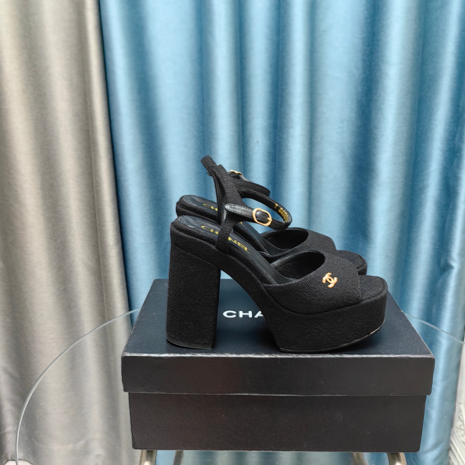 NO:234797,CHANE*｜Xiaoxiang 24P Spring and Summer New Products Double C Waterproof Platform Thick Heel Sandals Personalized Fashion Trend Must-in-Open Not only does the legs look thinner, but also the legs look long. The upper is imported calfskin. The inner is silk sheepskin. The original mold-opening anti-slip sole. Size 35-39 (customized by 40/41), high heels, chanel, sandals, high heels, cowhide, sheepskin19860909CHANE*｜小香24P春夏新品 双C防水台粗跟凉鞋 个性时尚潮流 必入款 上脚不仅显腿细 而且显腿长 鞋面采用进口小牛皮 内里采用丝绸羊皮 原版开模防滑大底 码数35-39（40/41定制）,高跟鞋,chanel,sandals,high heels,cowhide,sheepskin,Women's Shoes