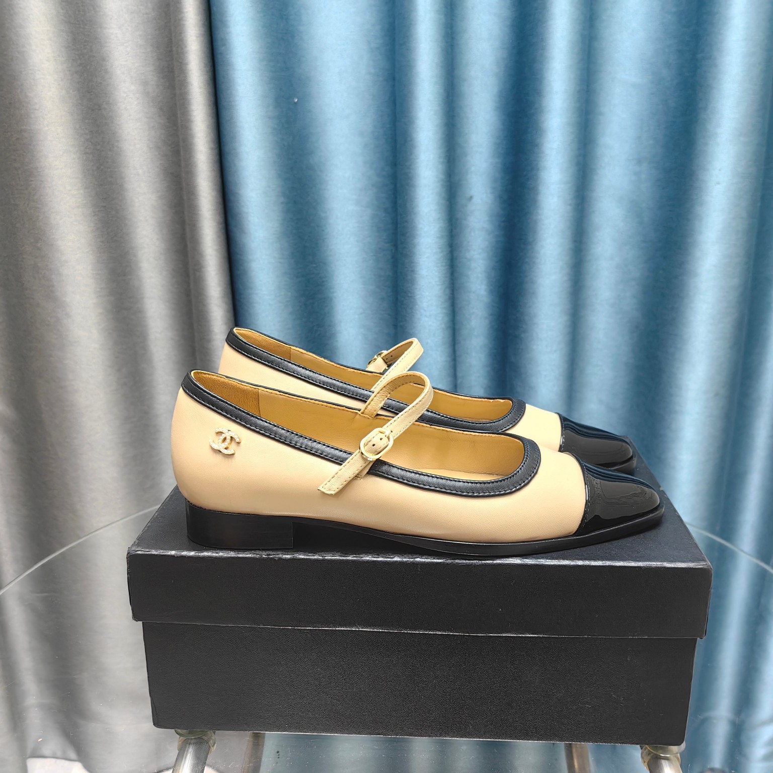 NO:410173,Top version, counter [authentic level] version!  !  The entire network counter is explosive and broken code king, Chane* Xiaoxiang C Home S Early autumn new pointed toe color-blocking Mary Jane ballet single shoes High-version single shoes Round square toe design Xiaoxiangjia's two most popular shoes this year are this small single shoes and big toe shoes. The counter is hard to find a shoe. Round square toe design is cute and cute. It is a sweet girl when worn. It is really special and fashionable. The smooth shoe shape is full of high-end feeling. At this moment, I have countless outfits. Customized sheepskin upper, inner footbed imported Australian sheepskin sole Italian leather sole Size: 35-39 (40 custom made without return and exchange!), single shoes, chanel, chanel, mary jane, sheepskin19860909顶级版本 专柜【正品级】版本！！ 全网专柜爆爆爆断码王,chane*小香C家 S 早秋新款尖头拼色玛丽珍芭蕾单鞋 高版本单鞋 圆方头设计 小香家今年最火的两款鞋 就属此款小单鞋和大头鞋 专柜根本一鞋难求 圆方头设计 呆萌可爱 穿起来就是甜美女孩 真的特别又时尚 流畅的鞋型满满的高级感  此刻脑补无数个穿搭 鞋面定制羊皮 内里垫脚进口澳洲羊皮 鞋底意大利真皮底 Size:35-39(40定做不退换！）,单鞋,chanel,chanel,mary jane,sheepskin,Women's Shoes