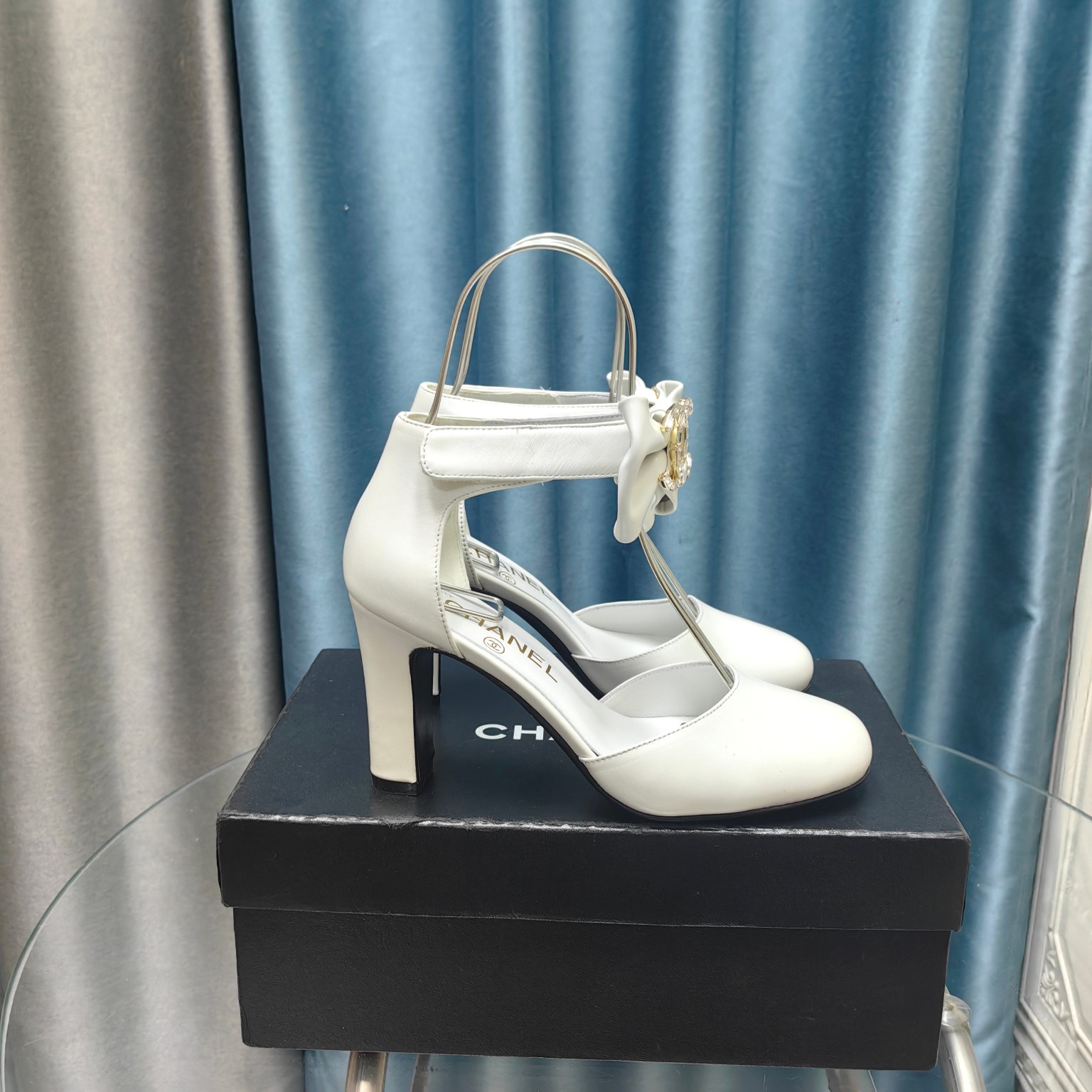 NO:234800,Velvet leather CHANE* ｜Xiaoxiang early autumn bow double C thick heel sandal series ~ Classic double C bow design Elegant and outdated The shoe design is very thin and the foot looks whiter. Fashionable, elegant, and super temperament! Whether it is matched with jeans or skirts, it can be completely held~ The upper is imported velvet/skin, and the inner foot pads are all sheepskin imported Italian cowhide outsole size 35-39 (customized for 40/41), high heels, chanel, sandals, high heels, skirts, jeans, cowhide, sheepskin19860909丝绒 皮面 CHANE* ｜小香早秋蝴蝶结双C粗跟凉鞋系列～ 经典双C蝴蝶结设计 优雅而不过时 鞋型的设计非常显脚瘦 上脚非常显白 时尚,优雅, 超显气质! 无论是搭配牛仔裤还是半裙 完全hold得住~ 鞋面采用进口丝绒/羊皮 内里垫脚均为羊皮 意大利进口牛皮大底 码数35-39（40/41定做）,高跟鞋,chanel,sandals,high heels,skirts,jeans,cowhide,sheepskin,Women's Shoes