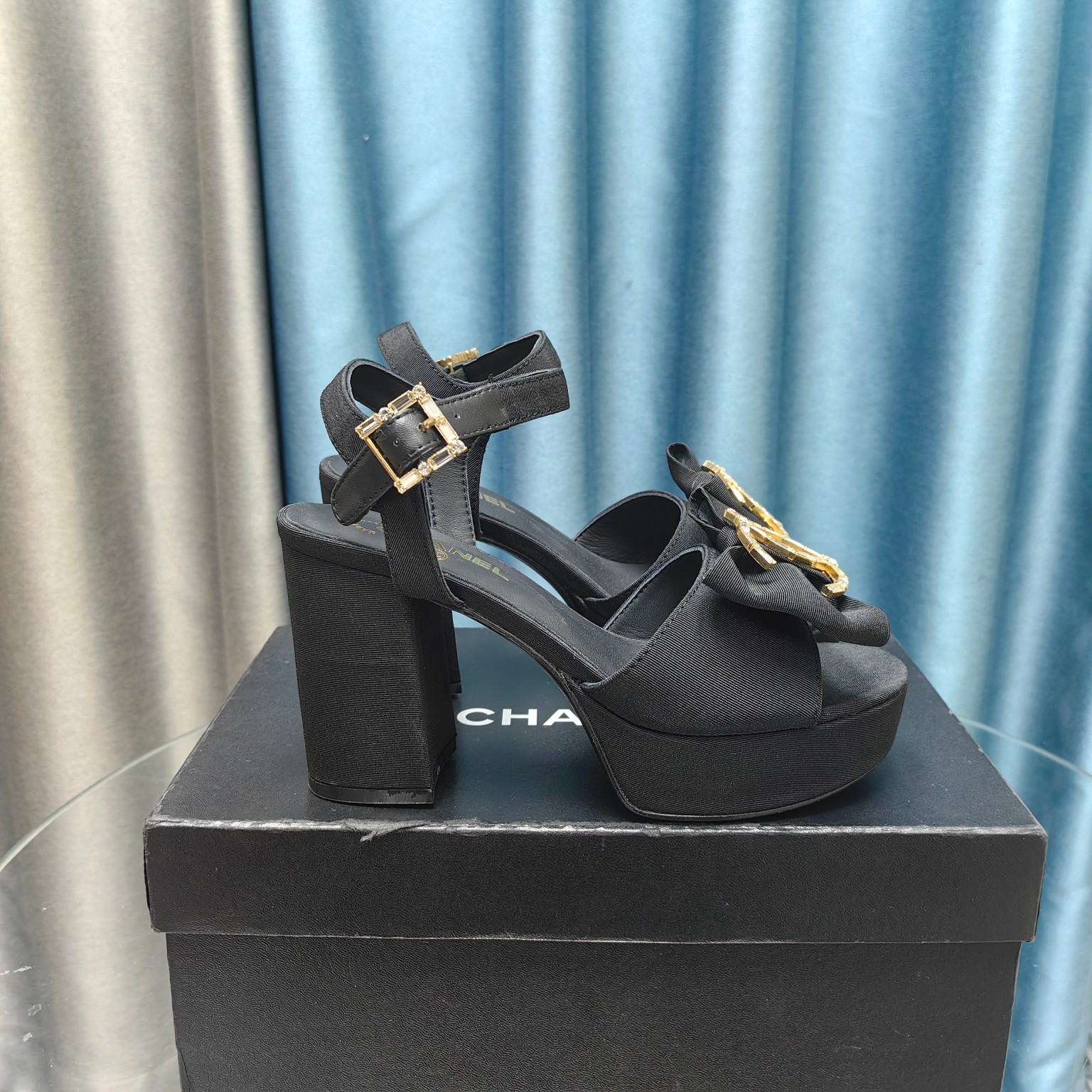 NO:234818,CHANE* ｜Xiaoxiang early autumn bow double C thick heel slipper series ~ Classic double C bow design Elegant and outdated The shoe design is very thin and the feet are very white. Fashionable, elegant, and super temperament! Whether it is matched with jeans or skirts, it can be completely held~ Upper imported velvet/skin imported sheepskin in the inner lining Outsole imported Italian leather outsole Heel height 10.5cm, water table 2.5cm Size 35-39 (customized by 40/41/42) The latest VIP packaging for packaging counter Suede leather, high heels, chanel, high heels, slippers, skirts, jeans, sheepskin, Leather soles19860909CHANE* ｜小香早秋蝴蝶结双C粗跟拖鞋系列～ 经典双C蝴蝶结设计 优雅而不过时 鞋型的设计非常显脚瘦 上脚非常显白 时尚,优雅, 超显气质! 无论是搭配牛仔裤还是半裙 完全hold得住~ 鞋面进口丝绒/羊皮 内里进口羊皮 大底意大利进口真皮大底 跟高10.5cm,水台2.5cm 码数35-39（40/41/42定做） 包装专柜最新vip包装 绒面皮面,高跟鞋,chanel,high heels,slippers,skirts,jeans,sheepskin,Leather soles,Women's Shoes