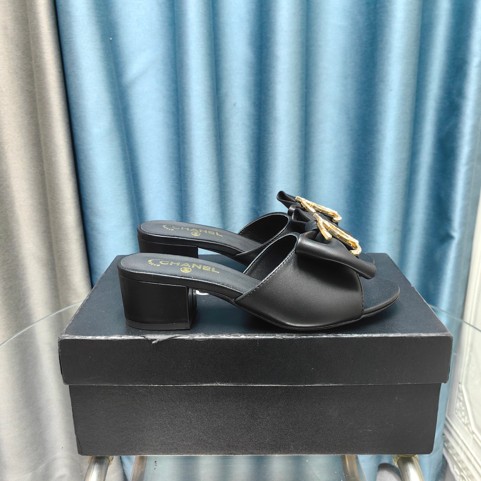 NO:234796,CHANE* ｜Xiaoxiang early autumn bow double C thick heel slipper series ~ Classic double C bow design Elegant and outdated The shoe design is very thin and the feet are very white. Fashionable, elegant, and super temperament! Whether it is matched with jeans or skirts, it can be completely held~ Upper imported velvet/skin imported sheepskin in the inner lining Outsole imported Italian leather outsole Heel height 5cm Size 35-39 (customized by 40/41/42) The latest VIP packaging for packaging counter Suede leather, high heels, chanel, high heels, slippers, skirts, jeans, sheepskin, Leather soles19860909CHANE* ｜小香早秋蝴蝶结双C粗跟拖鞋系列～ 经典双C蝴蝶结设计 优雅而不过时 鞋型的设计非常显脚瘦 上脚非常显白 时尚,优雅, 超显气质! 无论是搭配牛仔裤还是半裙 完全hold得住~ 鞋面进口丝绒/羊皮 内里进口羊皮 大底意大利进口真皮大底 跟高5cm 码数35-39（40/41/42定做） 包装专柜最新vip包装 绒面皮面,高跟鞋,chanel,high heels,slippers,skirts,jeans,sheepskin,Leather soles,Women's Shoes