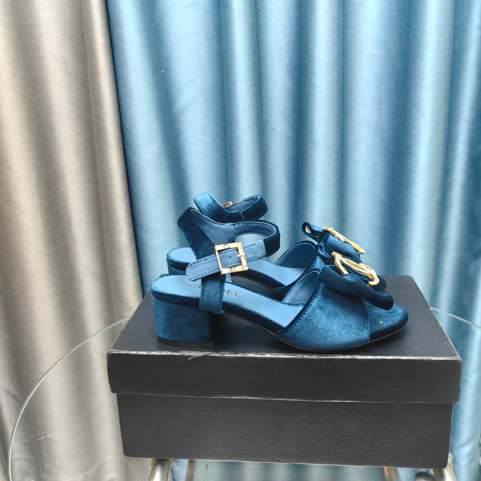 NO:234815,CHANE* ｜Xiaoxiang early autumn bow double C thick heel sandal series ~ Classic double C bow design Elegant and outdated The shoe design is very thin and the feet are very white. Fashionable, elegant, and super temperament! Whether it is matched with jeans or skirts, it can be completely held~ Upper imported velvet/skin imported sheepskin in the inner lining Outsole imported Italian leather outsole Heel height 5cm Size 35-39 (customized by 40/41/42) The latest VIP packaging for packaging counter Suede leather, high heels, chanel, sandals, high heels, skirts, jeans, sheepskin, Leather soles19860909CHANE* ｜小香早秋蝴蝶结双C粗跟凉鞋系列～ 经典双C蝴蝶结设计 优雅而不过时 鞋型的设计非常显脚瘦 上脚非常显白 时尚,优雅, 超显气质! 无论是搭配牛仔裤还是半裙 完全hold得住~ 鞋面进口丝绒/羊皮 内里进口羊皮 大底意大利进口真皮大底 跟高5cm 码数35-39（40/41/42定做） 包装专柜最新vip包装 绒面皮面,高跟鞋,chanel,sandals,high heels,skirts,jeans,sheepskin,Leather soles,Women's Shoes