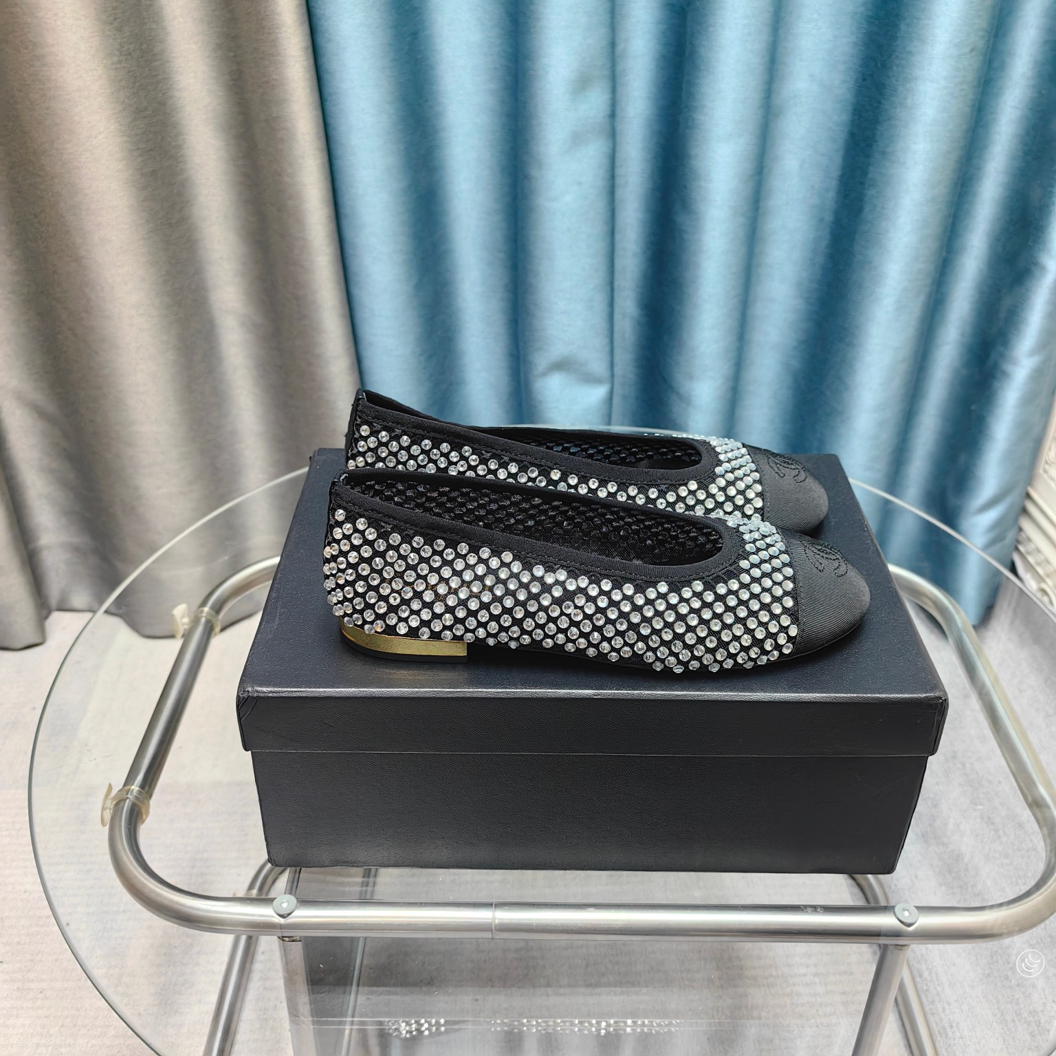 NO:410176,CHANE*｜Xiaoxiang 25P new product, Milan show, Marie Jane shoes, the most beautiful Marie Jane shoes of the year, irresistible high-end and elegant! Whether it is paired with jeans and pleated skirts or worn on more formal occasions. The autumn and winter socks are also invincible!  This Mary Jane shoes have a lady-like temperament, and the pointed toes are more feminine!  The upper is made of original custom leather. The inner footrest is mixed-bred sheepskin. Italian A-grade leather outsole. Size35-39 (customized on 40/41), single shoes, chanel, mary jane, skirts, jeans, sheepskin, Leather soles, socks19860909CHANE*｜小香25P新品 米兰走秀玛丽珍鞋 本年度最美玛丽珍鞋 无法抗拒的高级与优雅! 无论是搭配牛仔裤百褶裙 还是穿去较正式场合都可以的. 秋冬配袜子也都是无敌美！ 这款玛丽珍鞋自带大小姐风气质 满满尖头更显女人味哦！ 鞋面采用原版定制皮料 内里垫脚是混种羊皮 意大利A级真皮大底 Size35-39（40/41定制）,单鞋,chanel,mary jane,skirts,jeans,sheepskin,Leather soles,socks,Women's Shoes