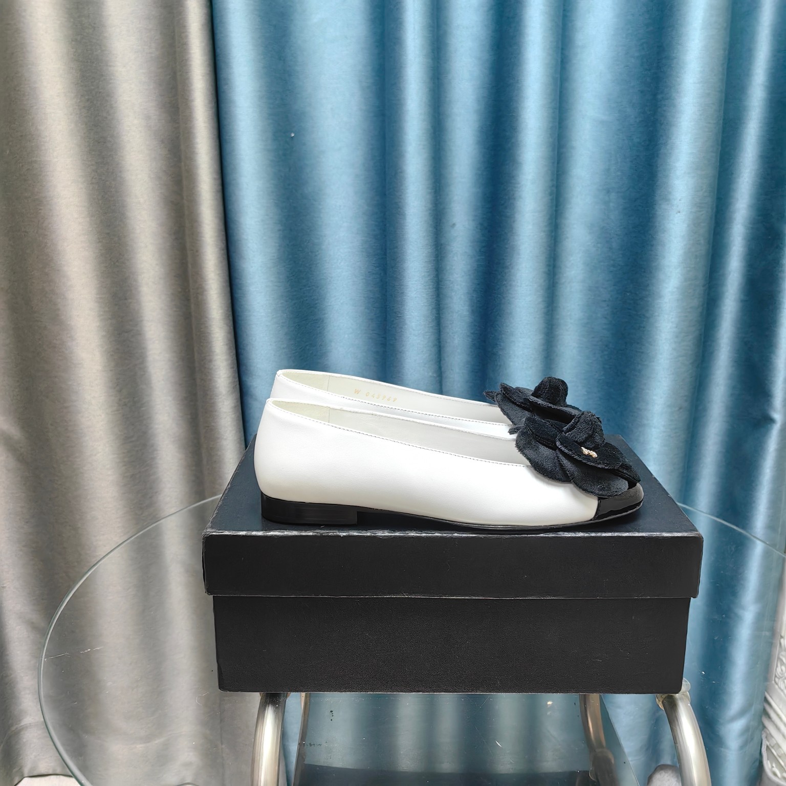 NO:410183,Xiaoxiang 24/A series new camellia Mary Jane single shoes This season's Xiangjia small hit!  I really love it at first sight, the classic color-blocking element logo is perfectly matched!  Rhinestone heel is really unique, it is the biggest highlight of this shoe. It is eye-catching but not exaggerated design, super daily and cool. It is super versatile whether it is paired with pants, sweatshirts or skirts. It looks good no matter how you wear it. The more you look at it, the more you like it! Original sheepskin upper, cashmere, mixed-bred sheepskin inner, outsole original genuine leather outsole heel height: 2.0cm/ Size: 35-39 (ordered by 40/41), single shoes, chanel, mary jane, hoodie, sweatshirts, skirts, sheepskin, Leather soles19860909小香24/A系列新款山茶花玛丽珍 单鞋 这一季香家小爆款！真的一眼爱了,经典拼色元素大logo完美搭配！水钻跟 真的超级有个性,是这款鞋子最大的亮点,醒目而不浮夸的设计,超日常超酷,无论搭配裤子卫衣或裙子都超级百搭,怎么穿都好看,越看越喜欢! 鞋面原版羊皮 羊绒 内里混种羊皮 大底原版真皮大底 跟高:2.0cm/ 码数:35-39（40/41订）,单鞋,chanel,mary jane,hoodie,sweatshirts,skirts,sheepskin,Leather soles,Women's Shoes