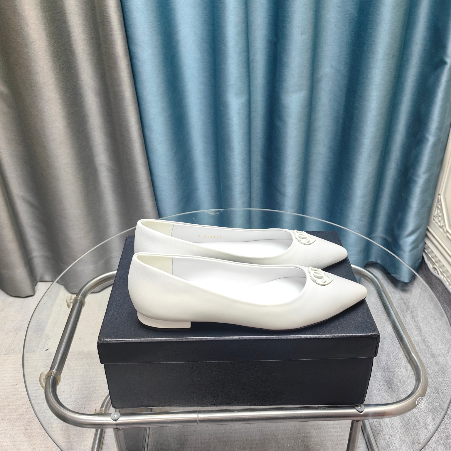 NO:410195,Chanel 25C new love buckle pointed-toe single shoes. The beautiful Mary Jane series is hard not to love. Suede/paper leather inner sheepskin leather outsole. Original mold opening hardware. Size: 35-39 (ordered by 40/41), single shoes, chanel, mary jane, sheepskin, chamois leather, Leather soles19860909Chanel 25C新款爱心扣尖头单鞋 绝美玛丽珍系列很难不爱 鞋面麂皮/漆皮 内里羊皮 真皮大底 原版开模五金 Size:35-39（40/41订）,单鞋,chanel,mary jane,sheepskin,chamois leather,Leather soles,Women's Shoes