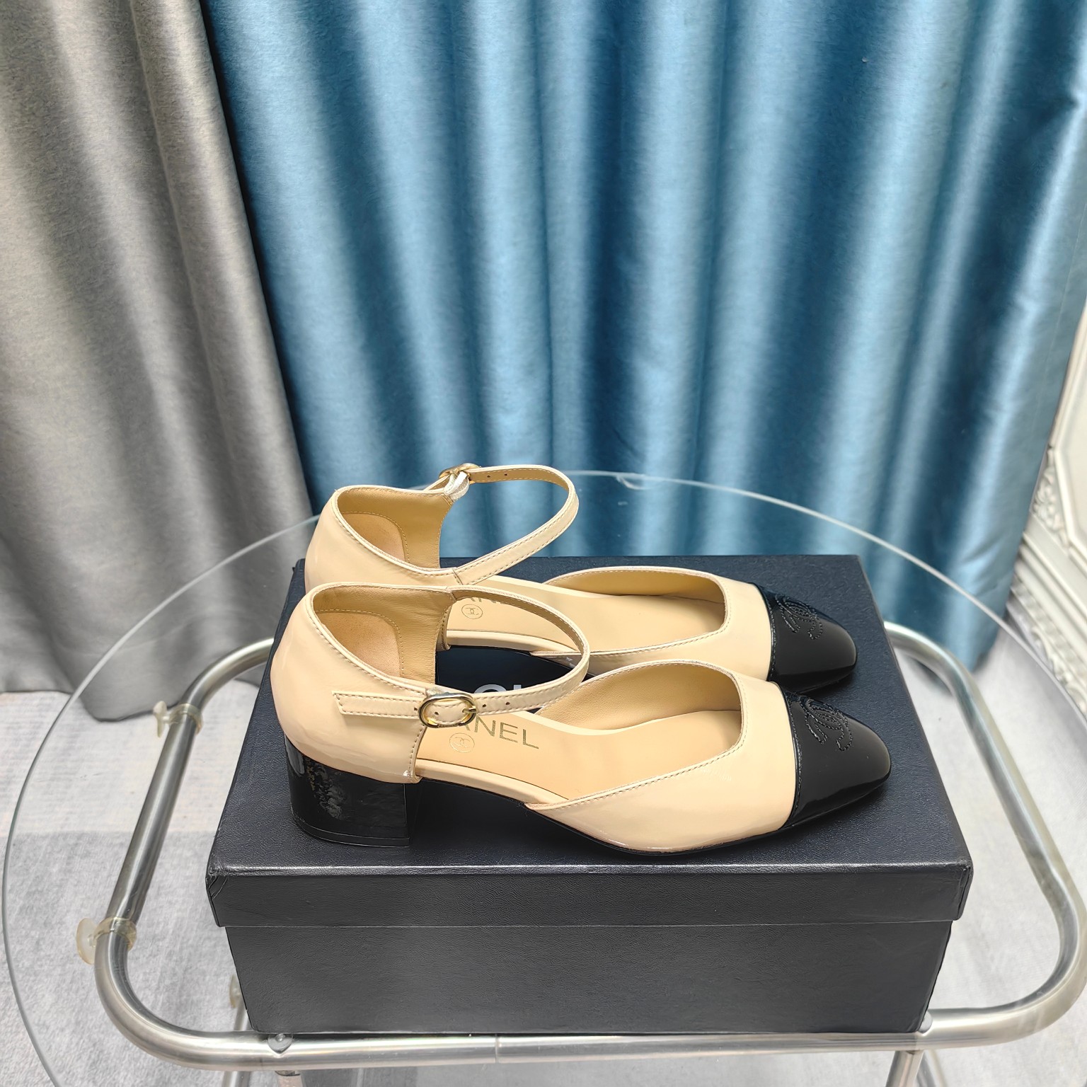 NO:234860,Top version, counter [authentic level] version!  !  The entire network counter is explosive and broken code king, Chane* Xiaoxiang C home 2025 S Early autumn new round toe color-blocking Mary Jane ballet single shoes High-version single shoes Round square toe design Xiaoxiangjia's two most popular shoes this year are this small single shoes and big toe shoes. The counter is hard to find a shoe. Round square toe design is cute and cute. It is a sweet girl when worn. It is really special and fashionable. The smooth shoe shape is full of high-end feeling. At this moment, I have countless outfits. Customized sheepskin upper, inner footbed imported Australian sheepskin sole Italian leather sole. Size: 35-39 (40 custom made without return and exchange!), sandals, chanel, chanel, sandals, mary jane, sheepskin19860909顶级版本 专柜【正品级】版本！！ 全网专柜爆爆爆断码王,chane*小香C家2025 S 早秋新款圆头拼色玛丽珍芭蕾单鞋 高版本单鞋 圆方头设计 小香家今年最火的两款鞋 就属此款小单鞋和大头鞋 专柜根本一鞋难求 圆方头设计 呆萌可爱 穿起来就是甜美女孩 真的特别又时尚 流畅的鞋型满满的高级感  此刻脑补无数个穿搭 鞋面定制羊皮 内里垫脚进口澳洲羊皮 鞋底意大利真皮底 Size:35-39(40定做不退换！）,凉鞋,chanel,chanel,sandals,mary jane,sheepskin,Women's Shoes