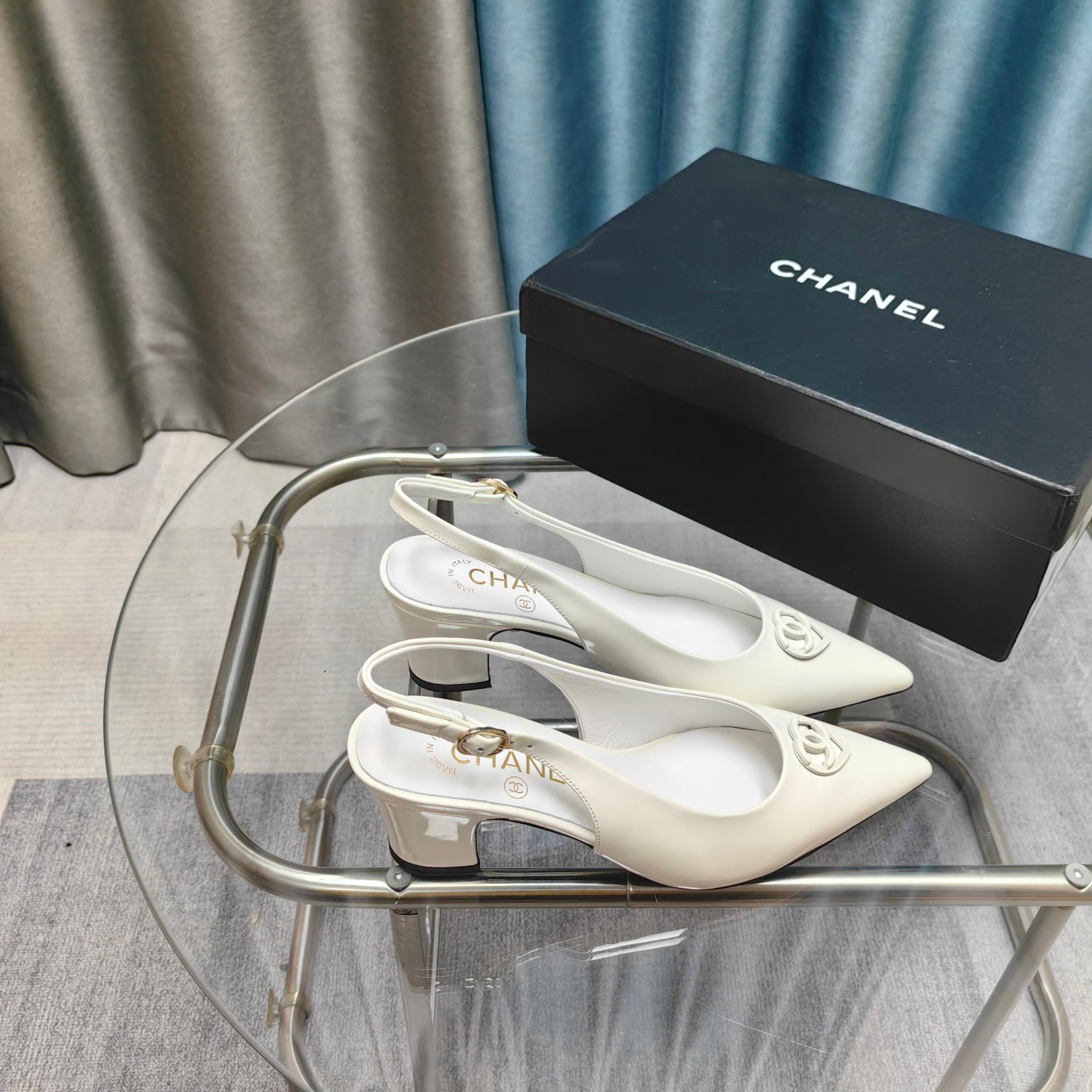 NO:234852,CHANE*｜Xiaoxiang 25P new product, Milan show, Marie Jane shoes, the most beautiful Marie Jane shoes of the year, irresistible high-end and elegant! Whether it is paired with jeans and pleated skirts or worn on more formal occasions. The autumn and winter socks are also invincible!  This Mary Jane shoes have a lady-like temperament, and the pointed toes are more feminine!  The upper is made of original custom leather. The inner footrest is mixed-bred sheepskin. Italian A-grade leather outsole. Size35-39 (customized by 40/41), high heels, chanel, sandals, mary jane, high heels, skirts, jeans, sheepskin, Leather soles, socks19860909CHANE*｜小香25P新品 米兰走秀玛丽珍鞋 本年度最美玛丽珍鞋 无法抗拒的高级与优雅! 无论是搭配牛仔裤百褶裙 还是穿去较正式场合都可以的. 秋冬配袜子也都是无敌美！ 这款玛丽珍鞋自带大小姐风气质 满满尖头更显女人味哦！ 鞋面采用原版定制皮料 内里垫脚是混种羊皮 意大利A级真皮大底 Size35-39（40/41定制）,高跟鞋凉鞋,chanel,sandals,mary jane,high heels,skirts,jeans,sheepskin,Leather soles,socks,Women's Shoes